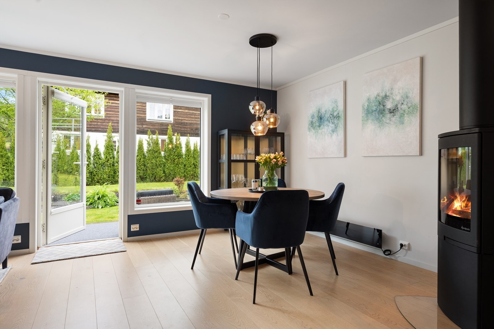 Spisestuen er plassert i tilknytning til hageutgangen, noe som gjør det enkelt å dekke på utendørs. Galleribilde