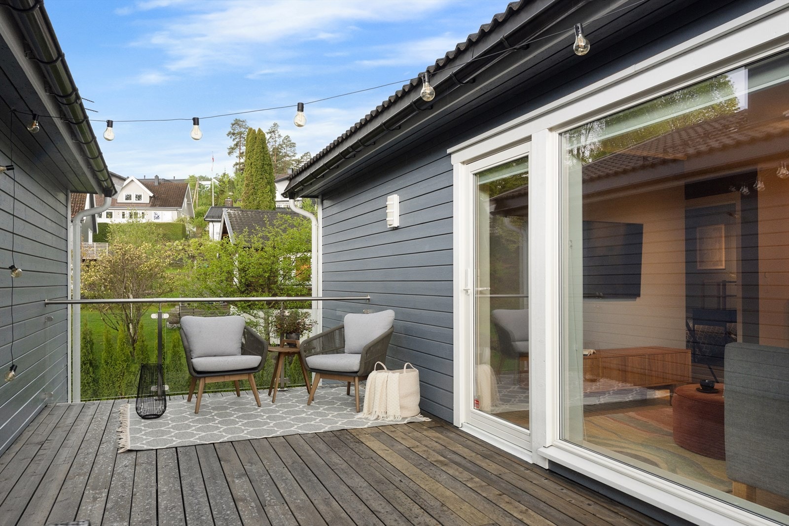 Terrassen har god plass til flere sittegrupper. Galleribilde