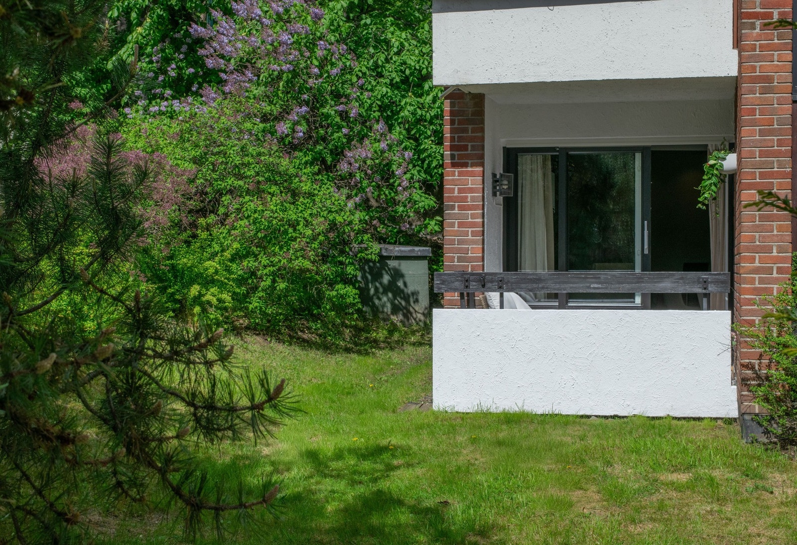 Frodig og velholdt hage for deilige sommerdager Galleribilde