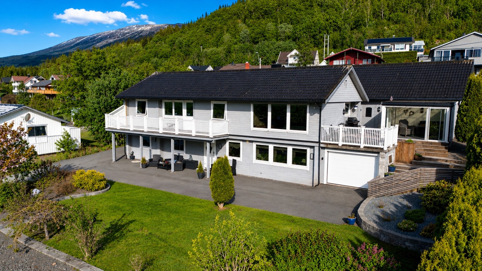 Velkommen til Velthauglia 6 - en innholdsrik enebolig med flott beliggenhet, gode solforhold og fin utsikt mot omkringliggende fjellandskap. Foto av Jay Maturan v/ EFKT. Galleribilde