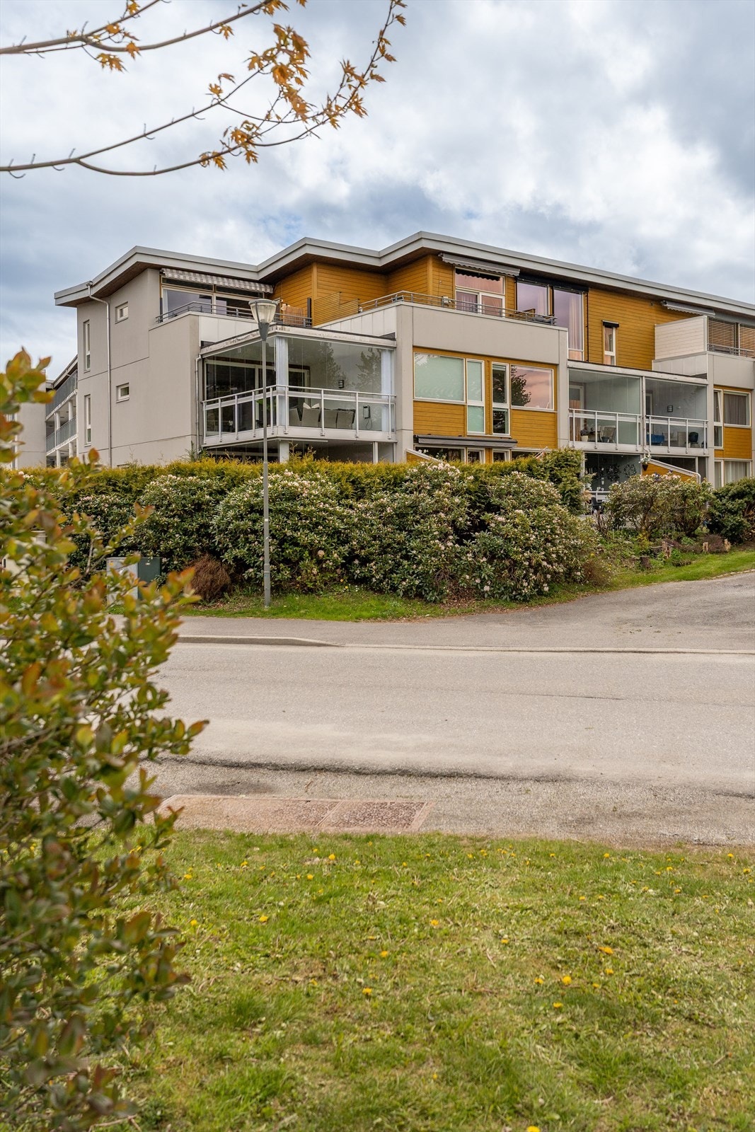 Meget romslig 3-romslig eierleilighet med stor innglasset balkong. Fast garasjeplass m lader. Heis. Galleribilde