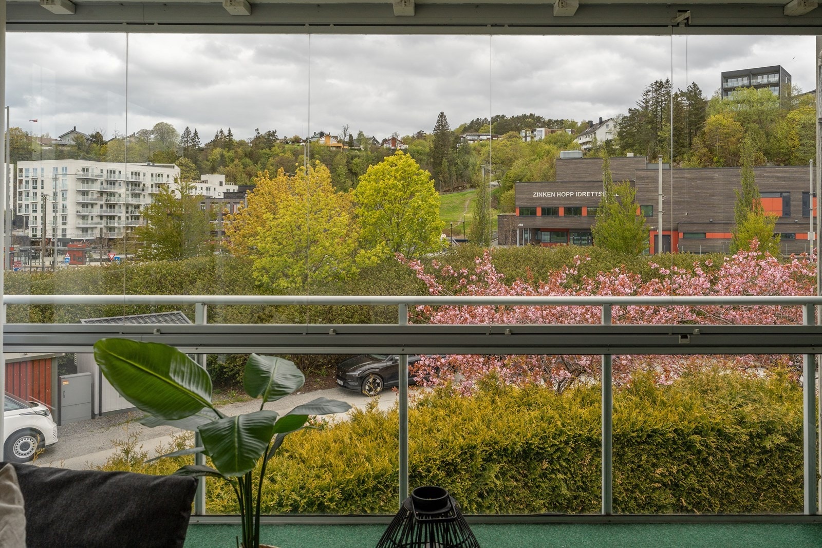 Ligger sentralt til bybane, butikk, skole og restauranter. Galleribilde