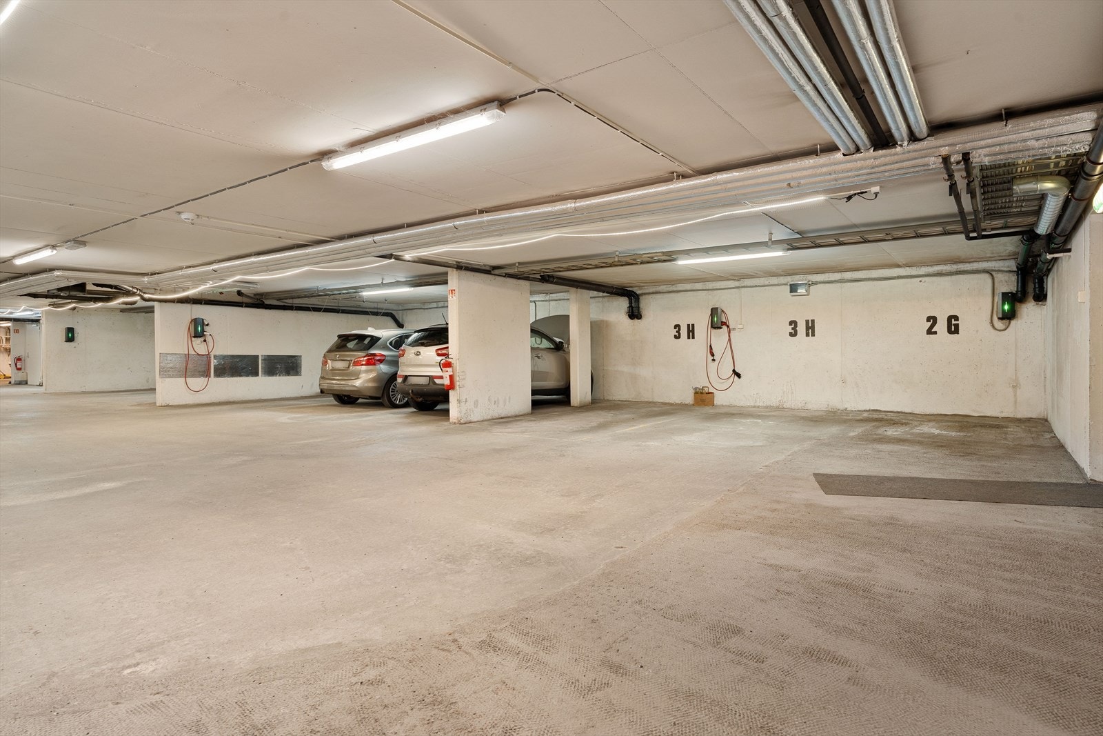 Her er fast garasjeplass med lader. Plass 2 G. Dør rett til bod. Galleribilde