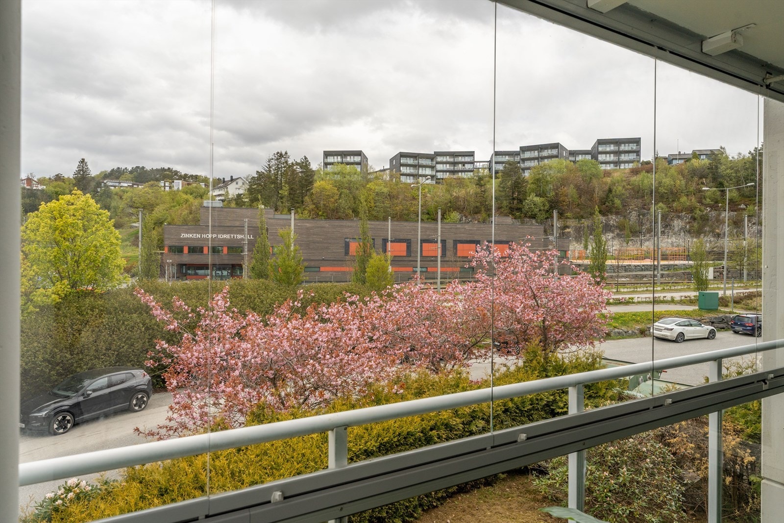 Det er flott opparbeidet fellestomt. Rikelig med gjesteparkering. Galleribilde