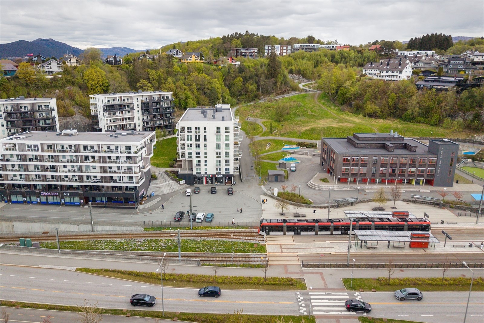 Bybanestopp, Rema 1000, skole, sushi og pizzarestaurant. Galleribilde