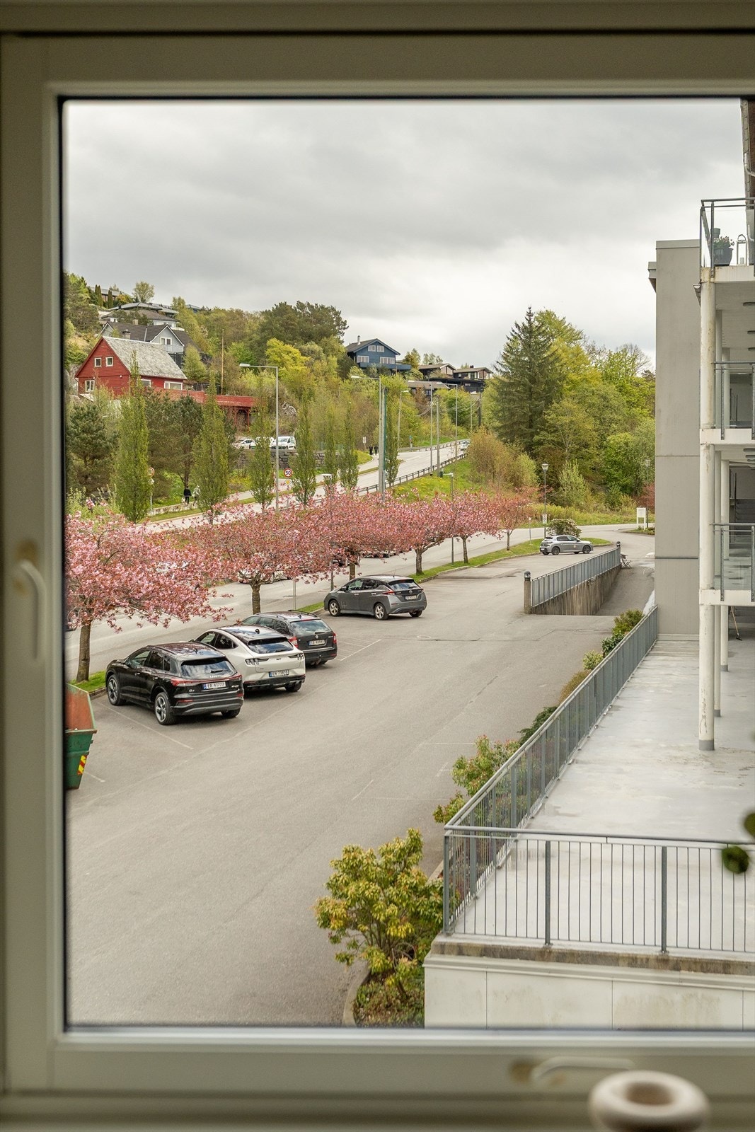 Her ser man gjesteparkering fra soverommet. Galleribilde