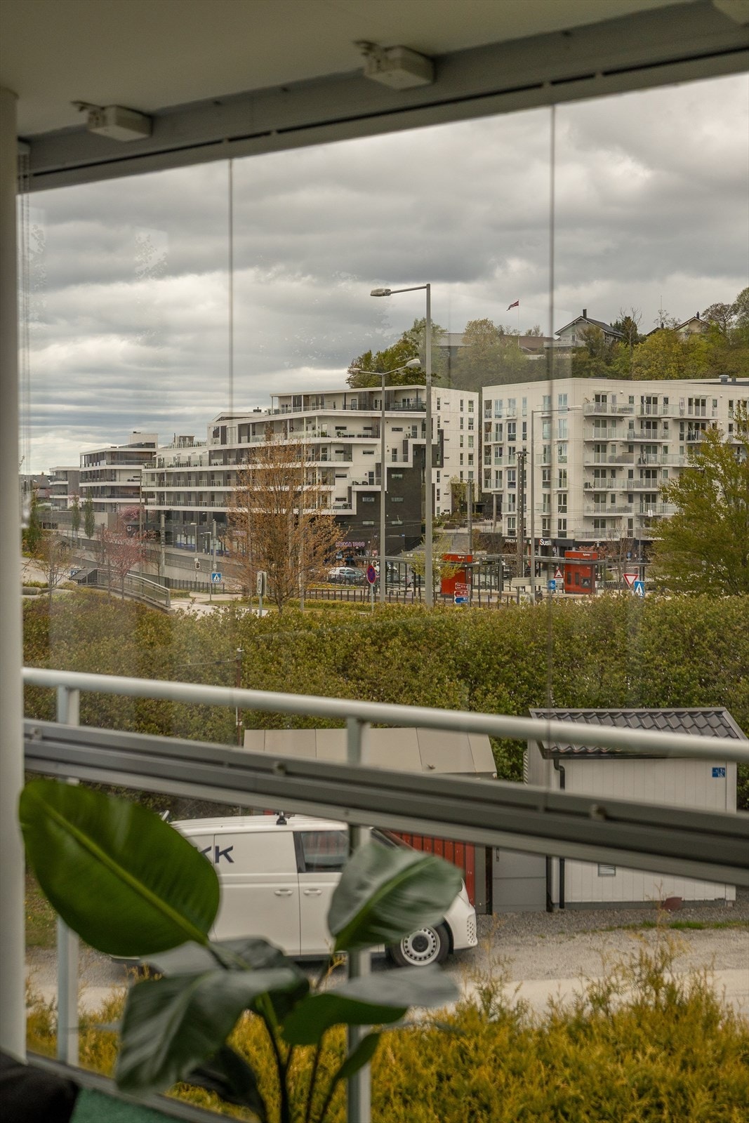 Her ser man rett på bybanestoppet. Bussopp også. Galleribilde