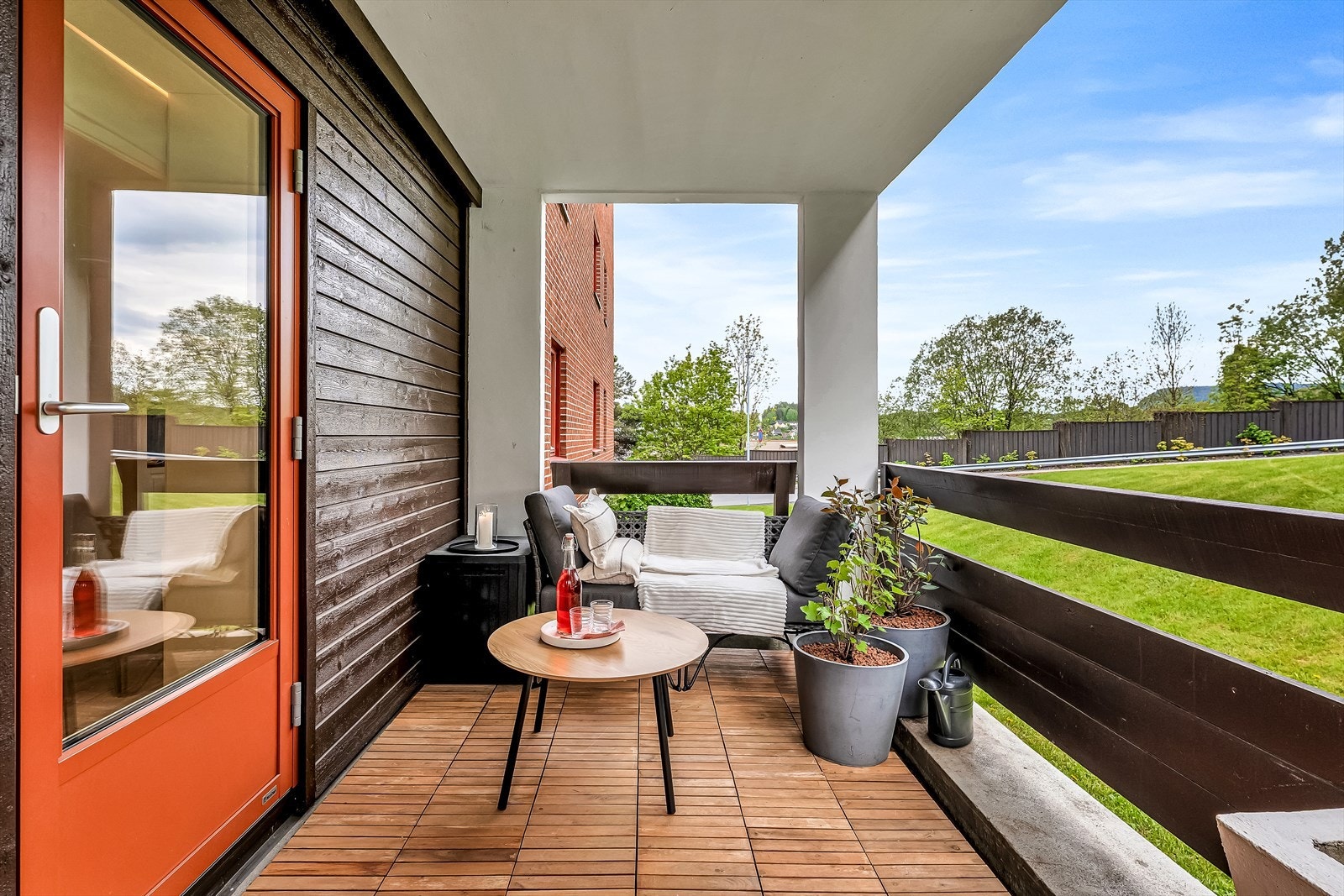 Fra stuen er det utgang til balkong som gir plass for utemøbler og spisebord. Galleribilde