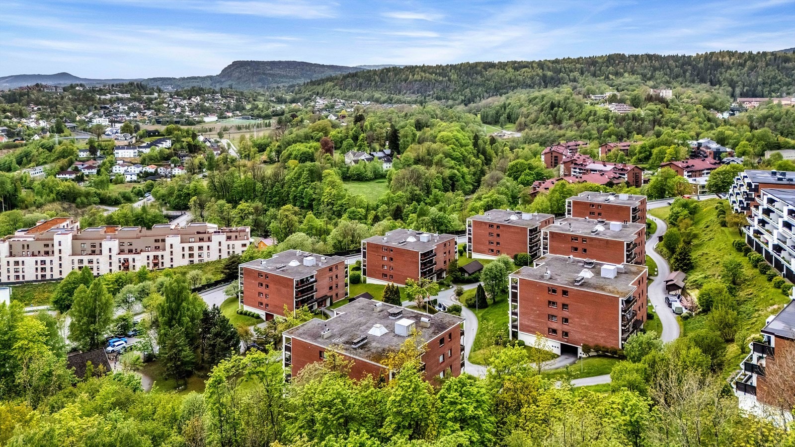 Sandvika Storsenter og sentrum ligger ca. 10 minutters gange fra boligen, og kan tilby alt av forretninger og servicetilbud. Galleribilde