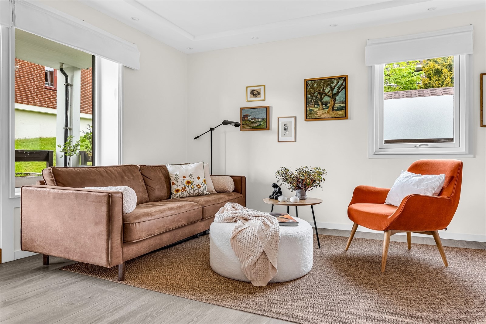 Innbydende sofagruppe med god plass til både avslapning og hyggelige stunder. Et naturlig samlingspunkt i leiligheten. Galleribilde