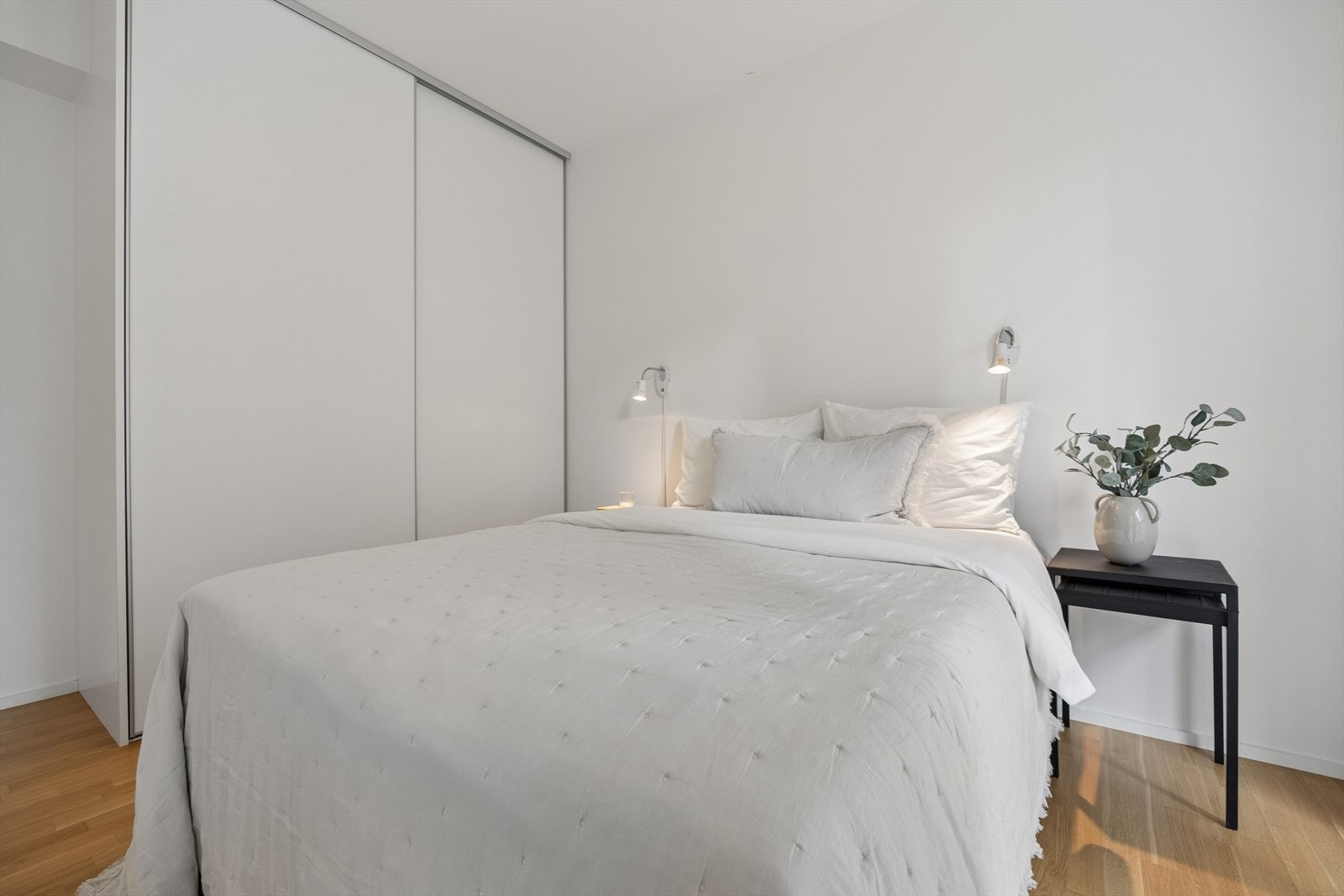 Hovedsoverommet er utstyrt med en romslig skyvedørsgarderobe for effektiv oppbevaring. Galleribilde
