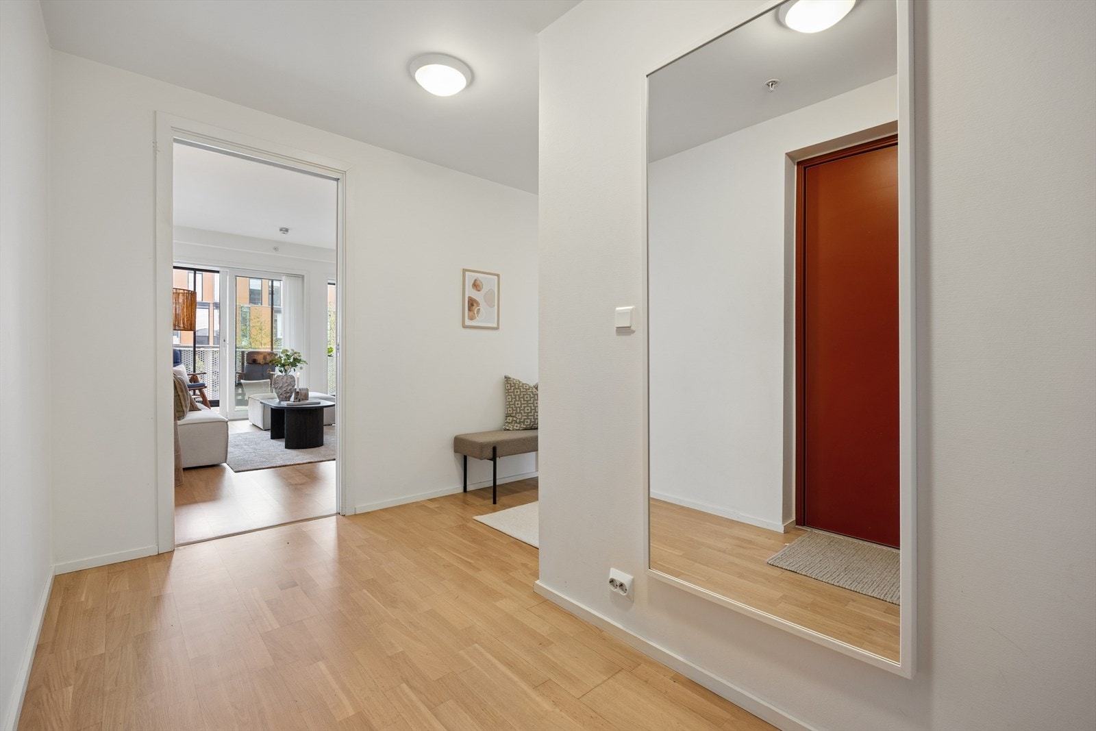 Fra gangen åpner leiligheten seg opp mot de sosiale sonene. Galleribilde