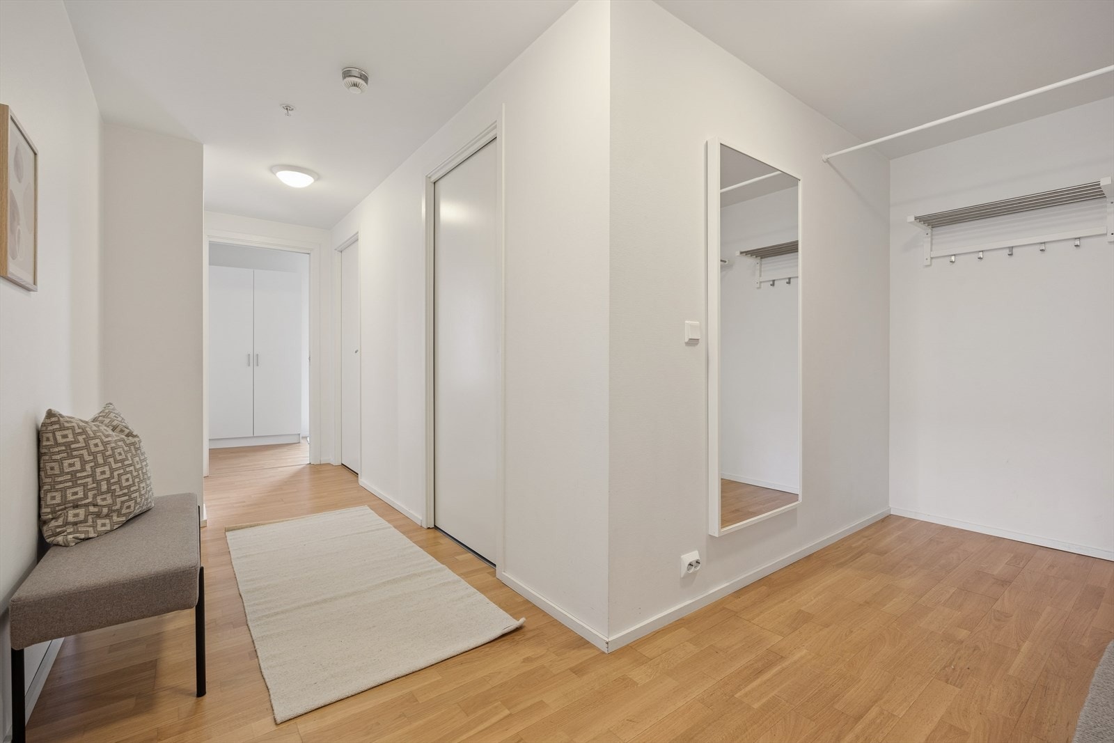 God plass til å henge fra seg yttertøy og sko. Galleribilde