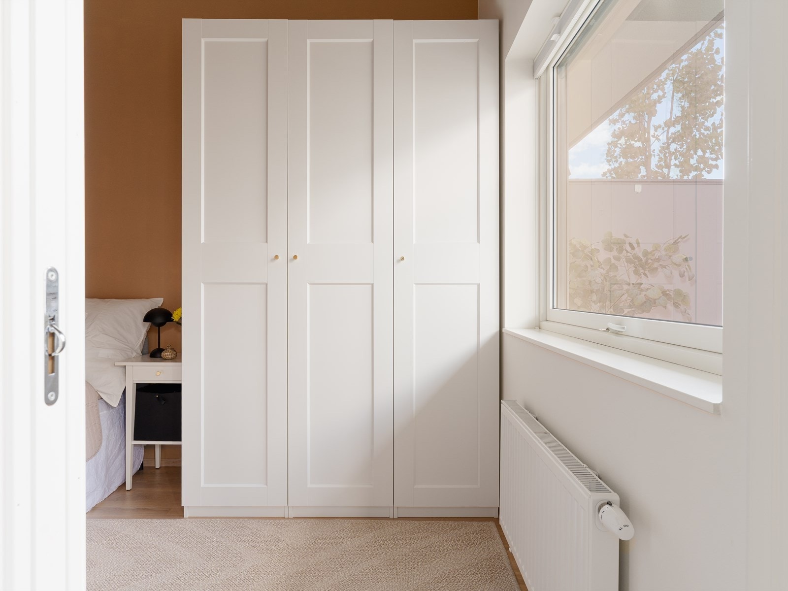 Leiligheten har et lyst og innbydende soverom, med rikelig oppbevaringsplass til garderobeskap. Galleribilde