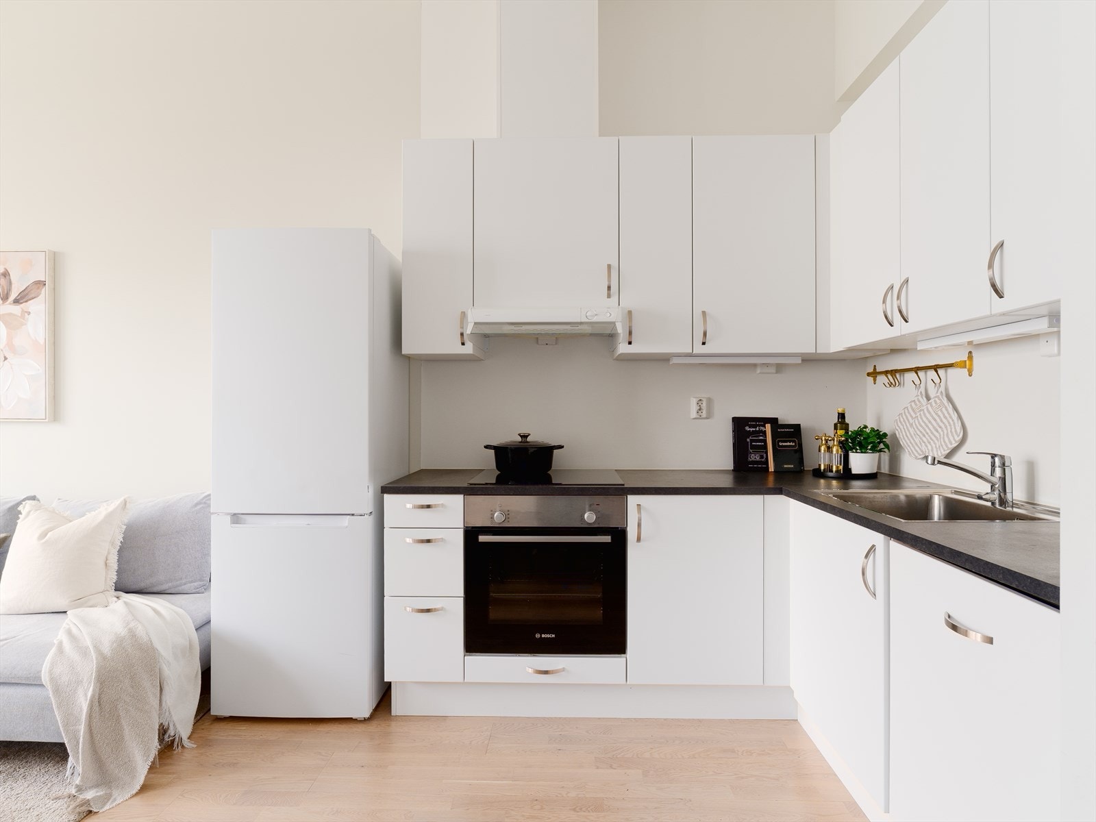 Balkongen er lett tilgjengelig fra kjøkkenet, og legger godt til rette for grilling og uteservering. Galleribilde