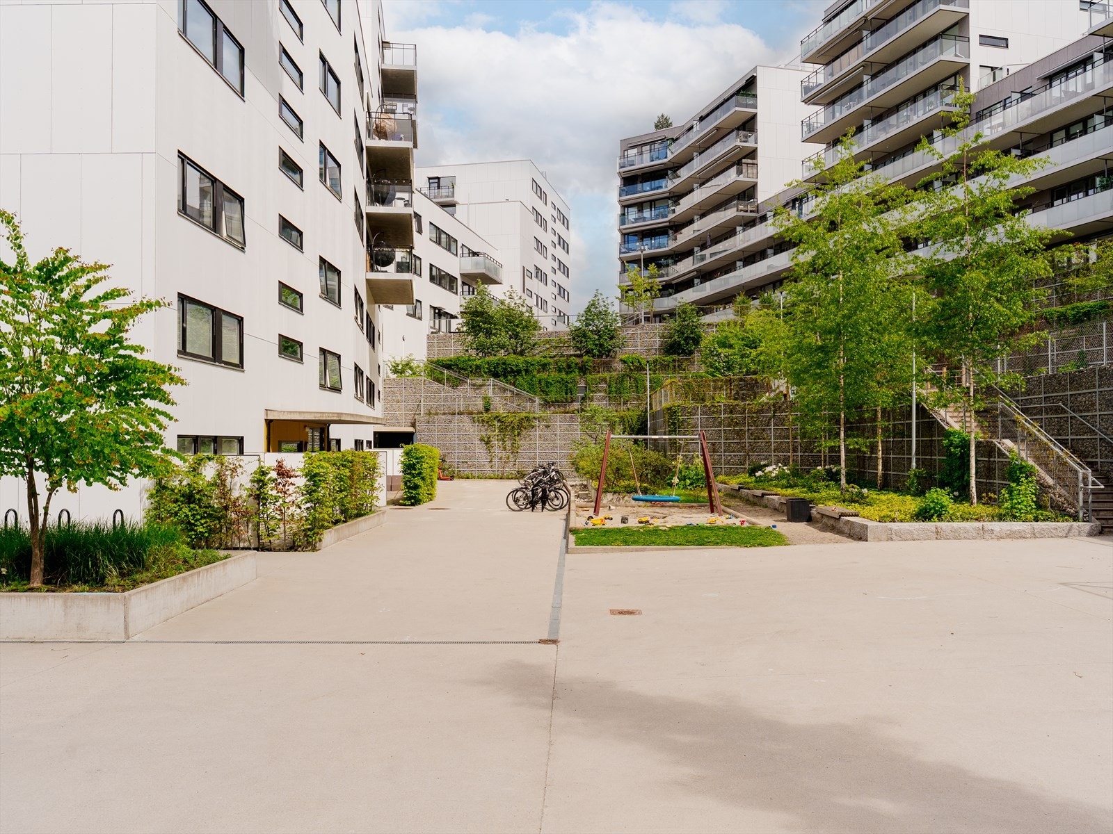 Bakgården er svært trivelig med sykkelstativ, sittebenker, treningsstativer og lekeplass. Galleribilde