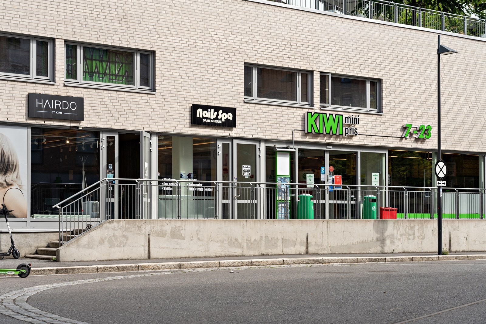 Kværnerbyen har bl.a. eget bakeri, kafè, frisør, treningssenter, renseri, apotek og dagligvarebutikk (Kiwi og Coop Extra). Galleribilde