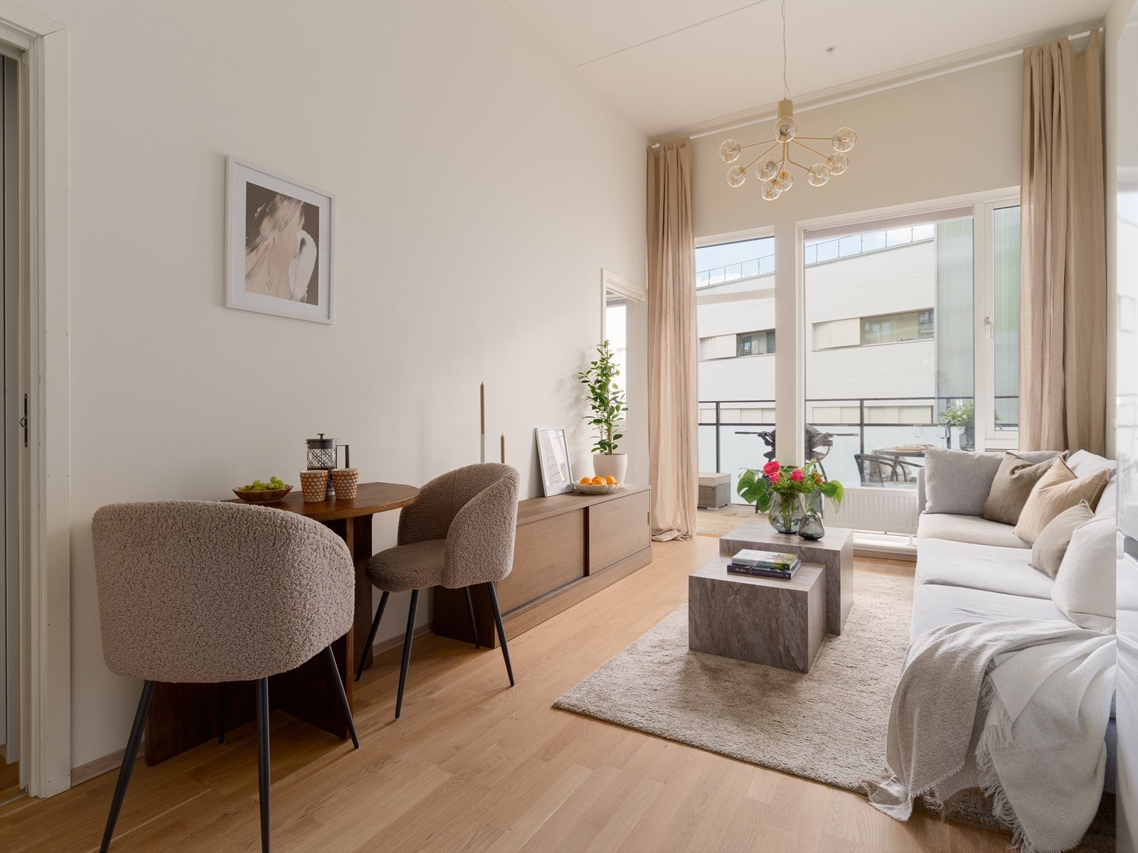 Spisegruppen finner sin naturlige plass med god mulighet til å utvide bordet og dekke på til flere gjester. Galleribilde