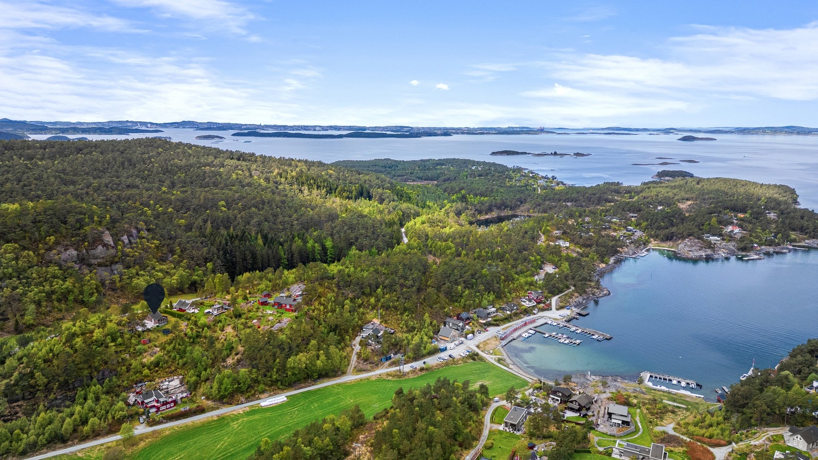 Det tar kun gå minutter å få ned til sjøkanten fra hytten. Galleribilde