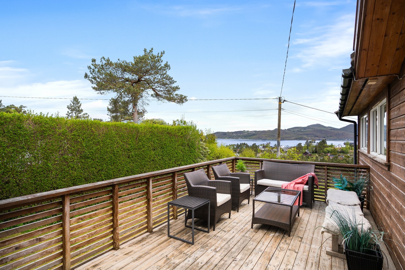 På den andre siden er det også en herlig terrasse mot vest. Galleribilde
