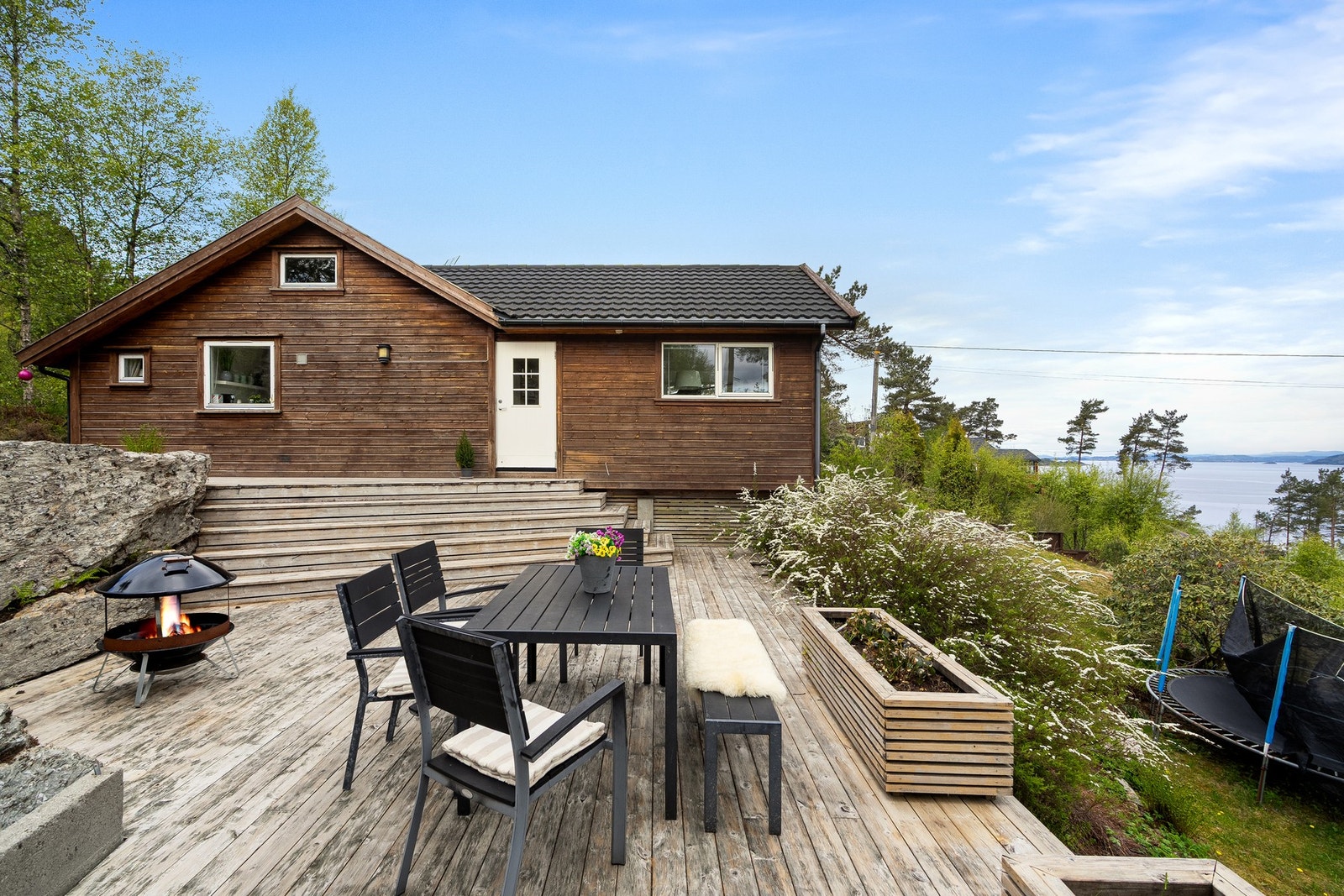 Hytten har en fantastisk utsikt mot Kjeksvågen og fjorden. Galleribilde