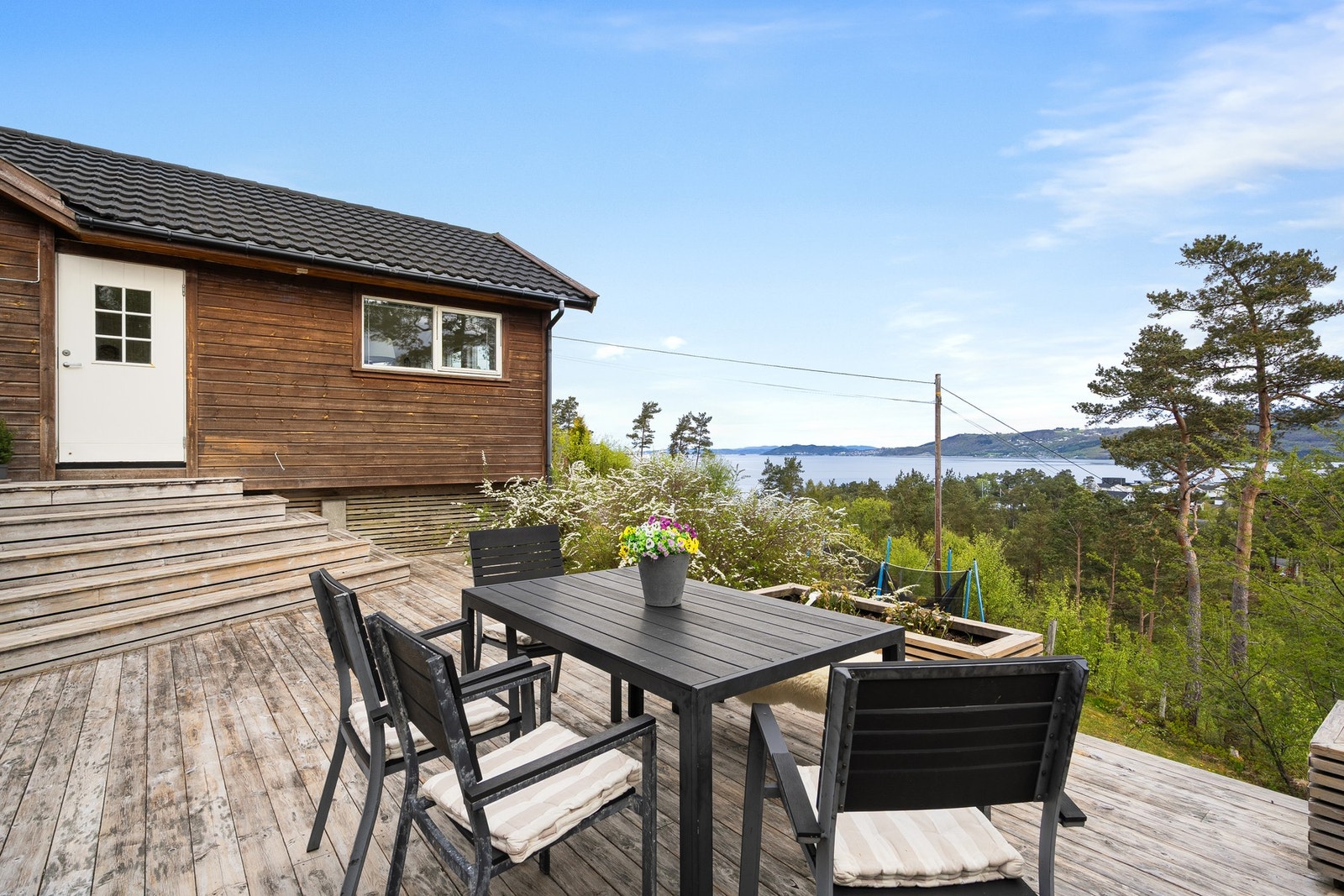 En koselig hytte med lune og solrike uteplasser. Galleribilde