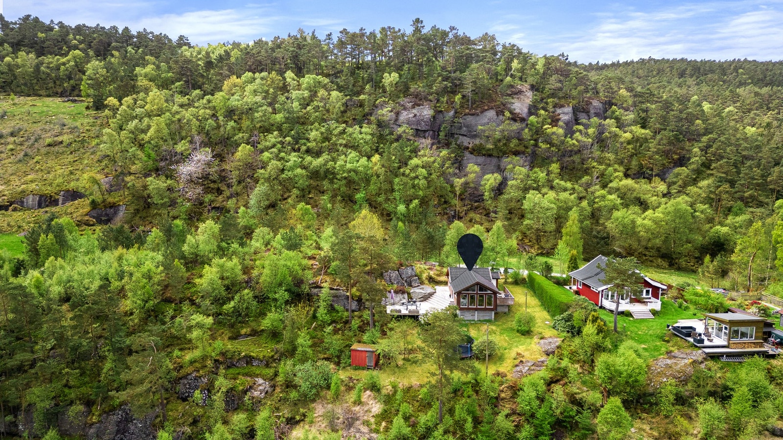 Hytten har en lun beliggenhet omgitt av grøntområder. Galleribilde