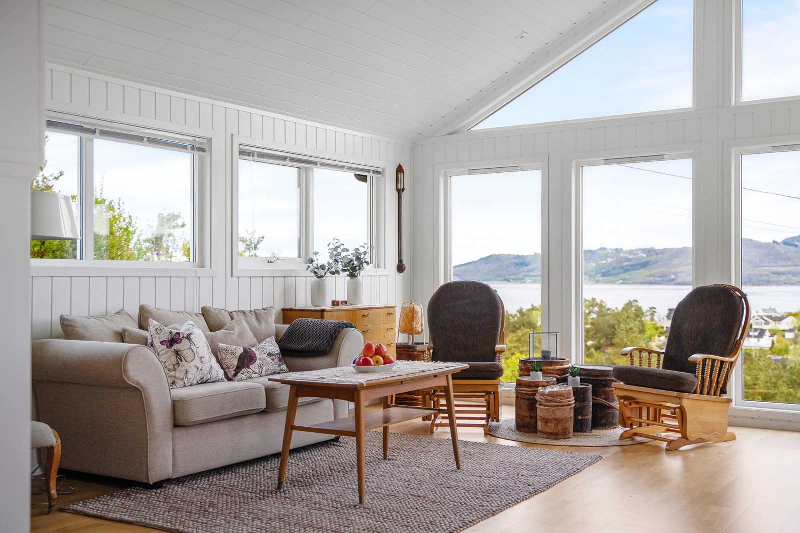 De store vindusflatene gir også en fantastisk utsikt fra stuen. Galleribilde