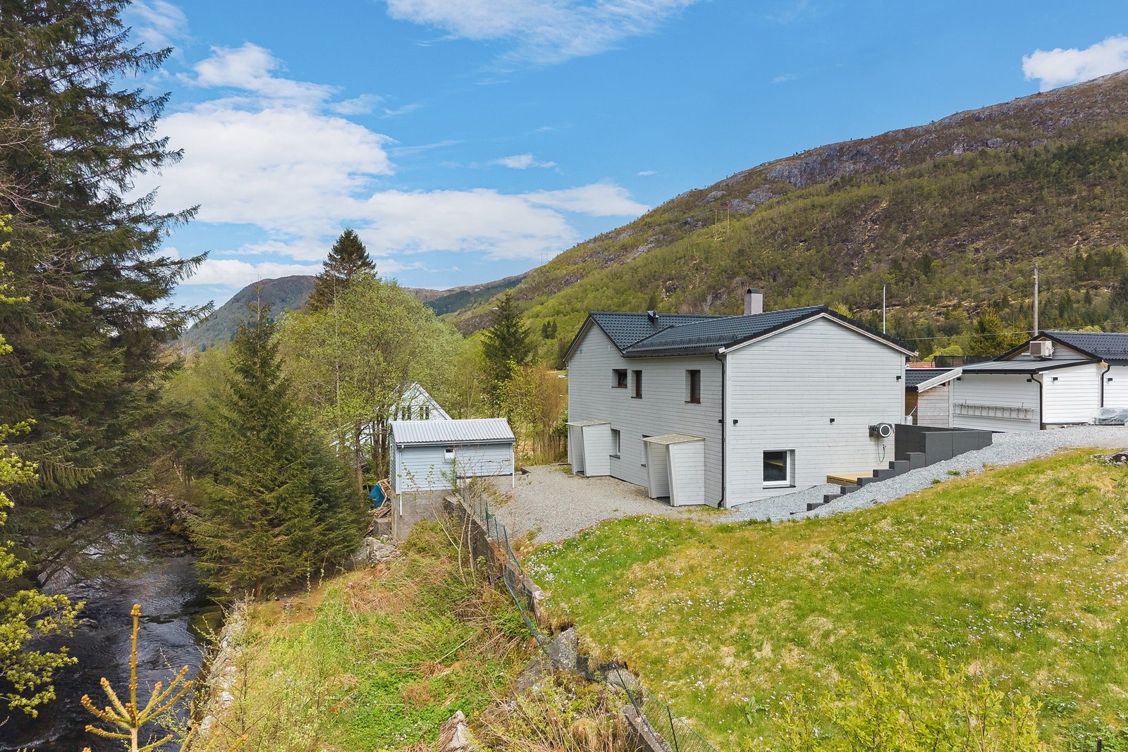 Underetasjen har også frittstående ekstern bod og markterrasse Galleribilde