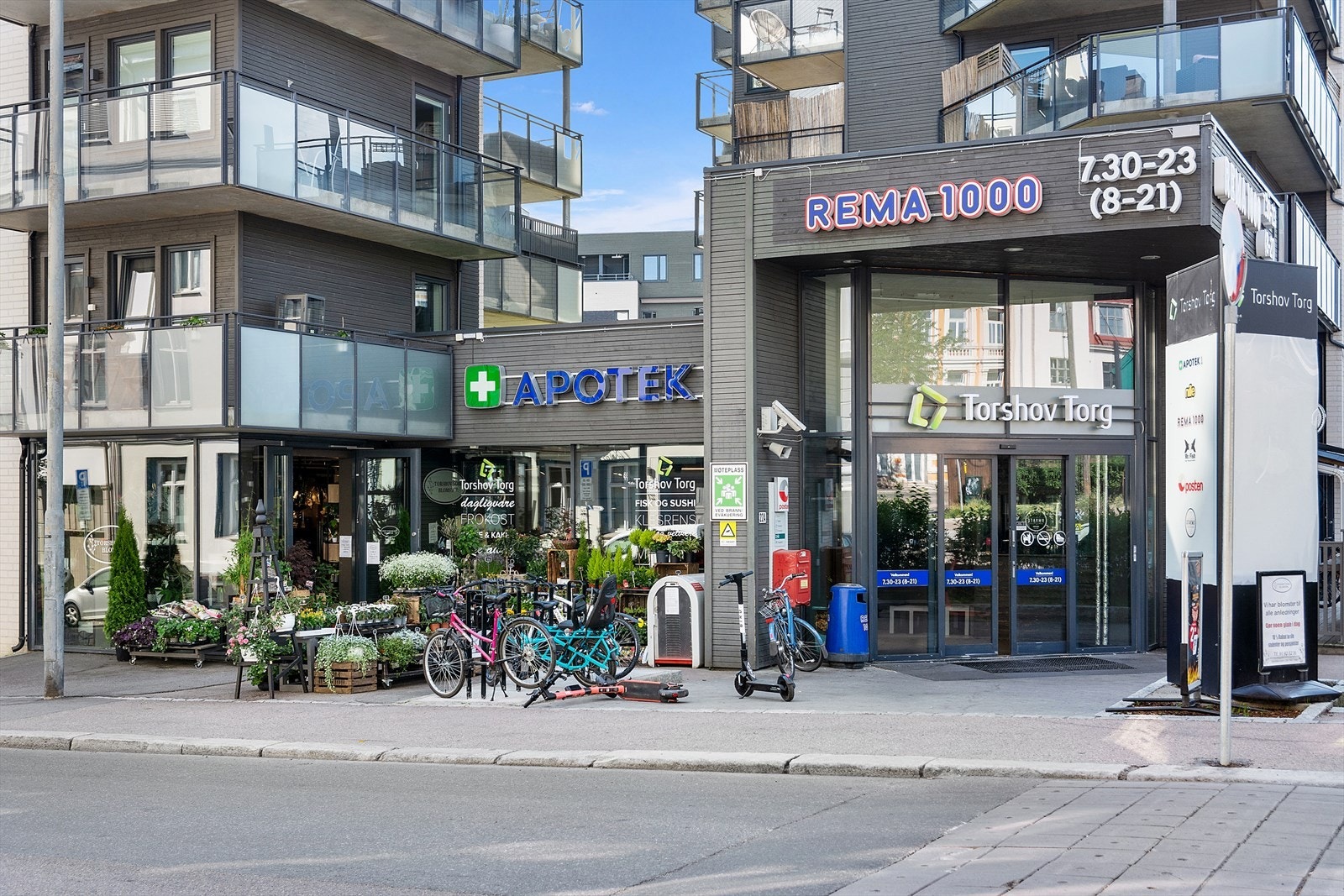 I kort gangavstand finner du populære Torshov Torg - et hyggelig og levende nærsenter med et godt utvalg av butikker, caféer, restauranter og servicetilbud. Galleribilde