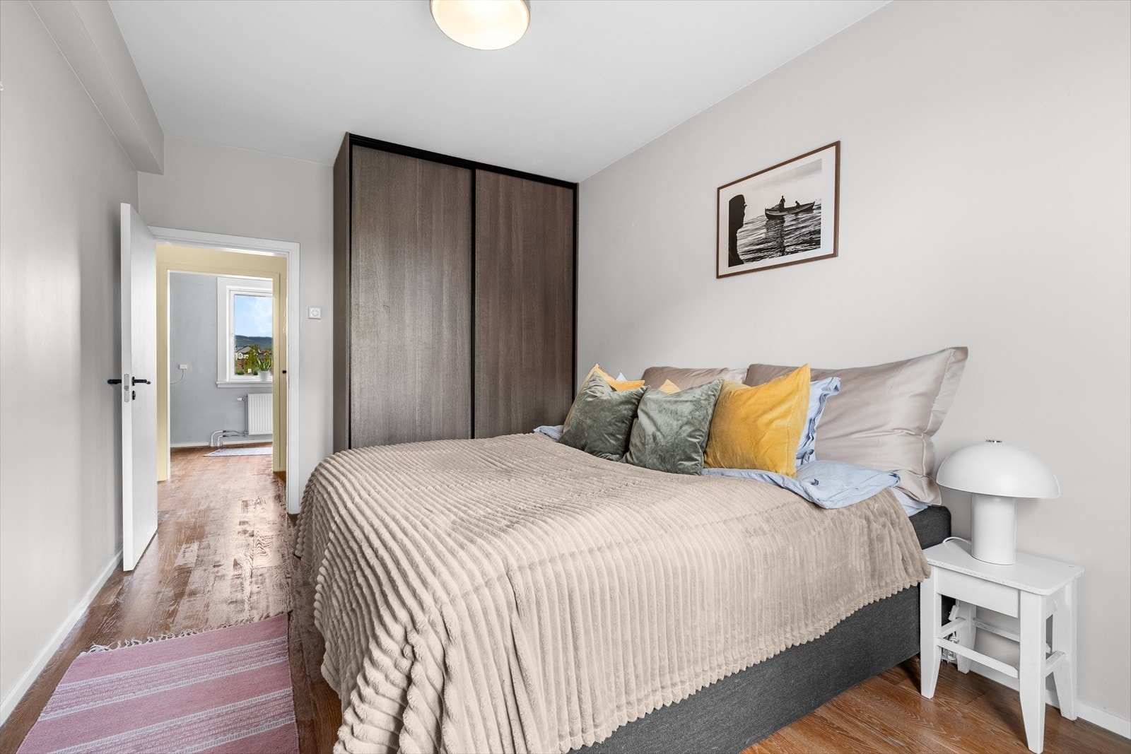 Soverommet har godt med oppbevaringsplass i en praktisk og god skyvedørsgarderobe. I tillegg er det også plass til ekstra oppbevaring om det skulle være behov for det. Galleribilde