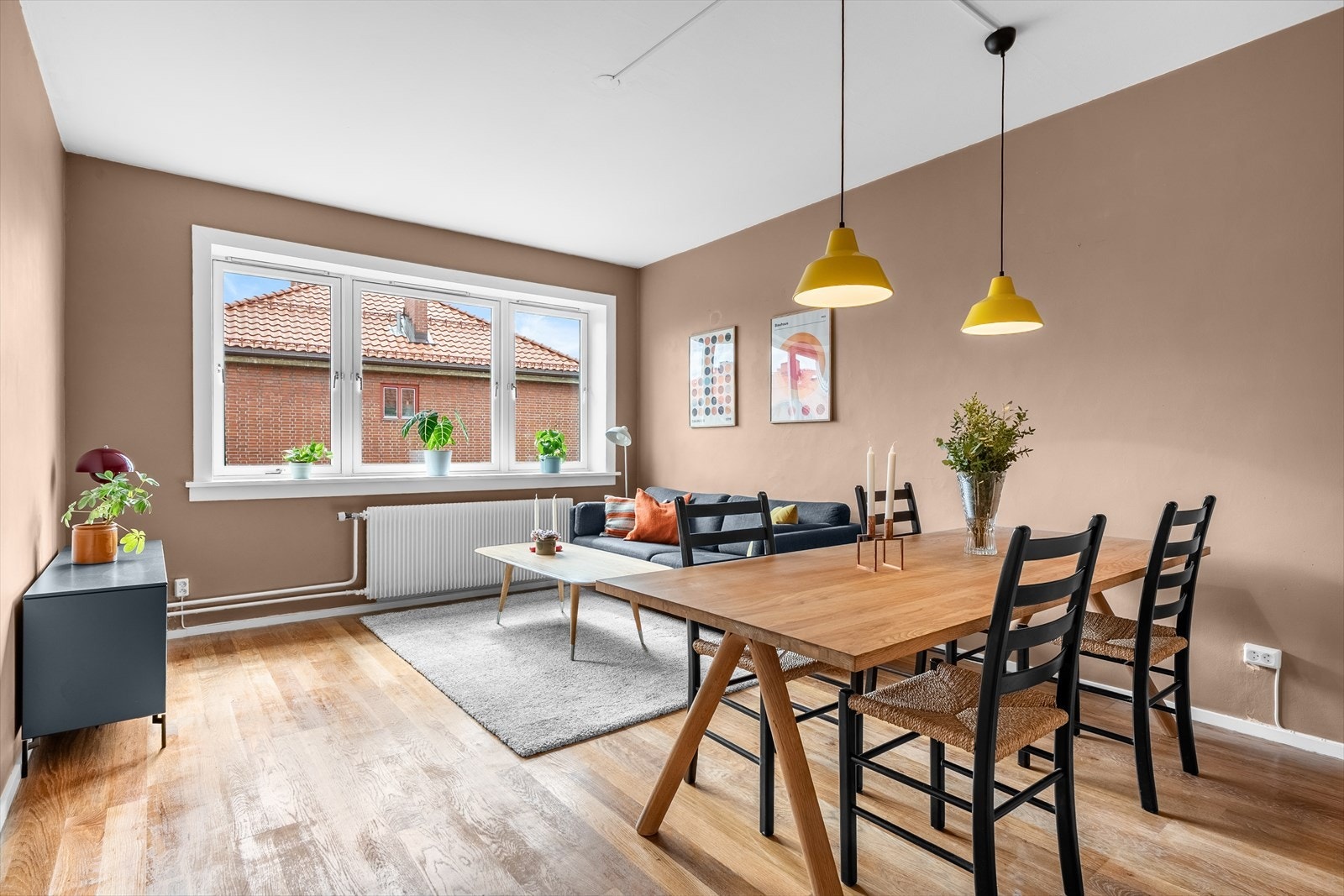 Stor vindusflate i stue slipper inn rikelig med lys og sol. I tillegg er leiligheten gjennomgående og har vinduer også i kjøkkenet i motsatt ende. Galleribilde