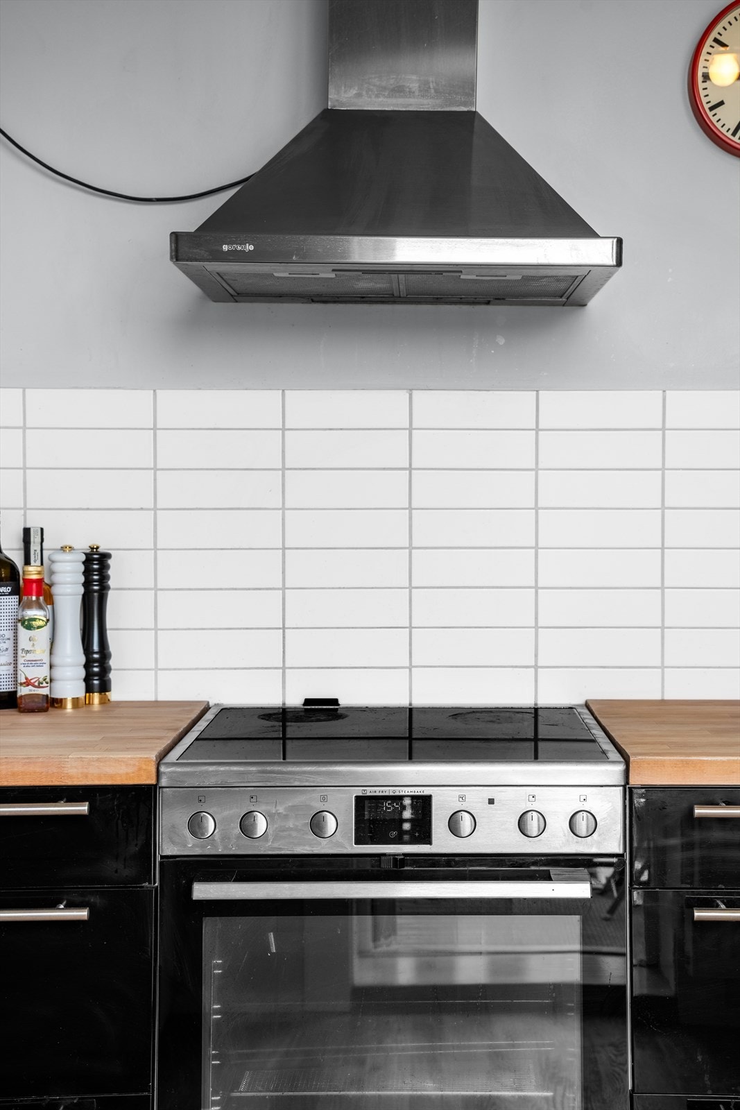 Kjøkkenet er utstyrt med integrert oppvaskmaskin og integrert kjøl- og fryseskap. Det er plassert kullfilterventilator over kokeplassen. Galleribilde