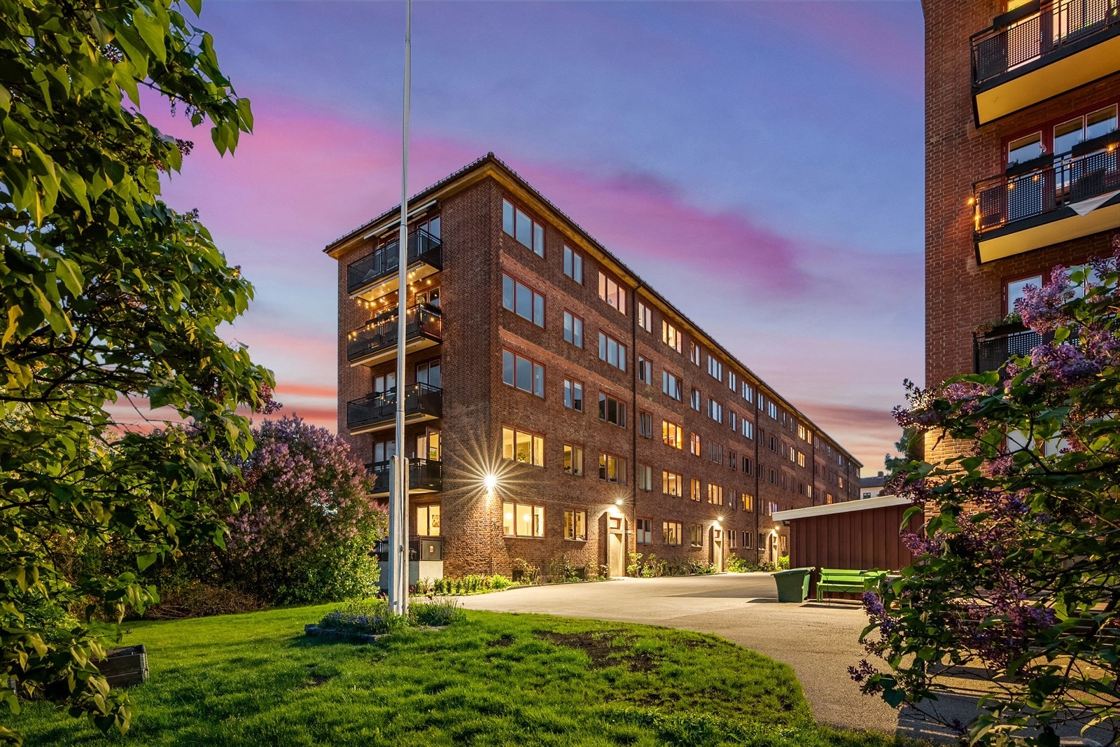 Myrahagen Borettslag er svært attraktivt og består av 181 leiligheter. Kanskje er akkurat denne leiligheten en av de aller beste rent beliggenhetsmessig? Galleribilde