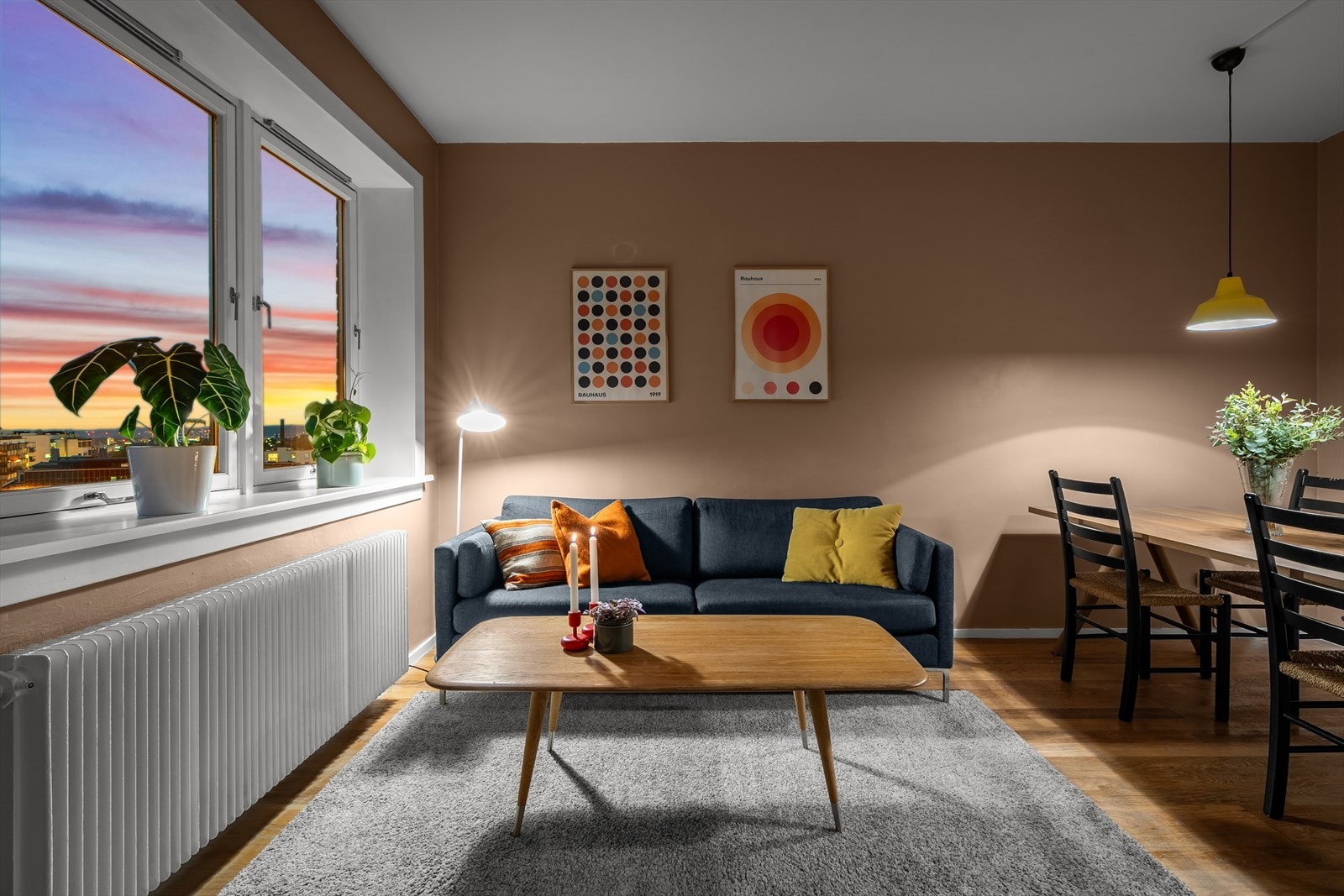 Stemningsbilde i stue kveldstid. Galleribilde