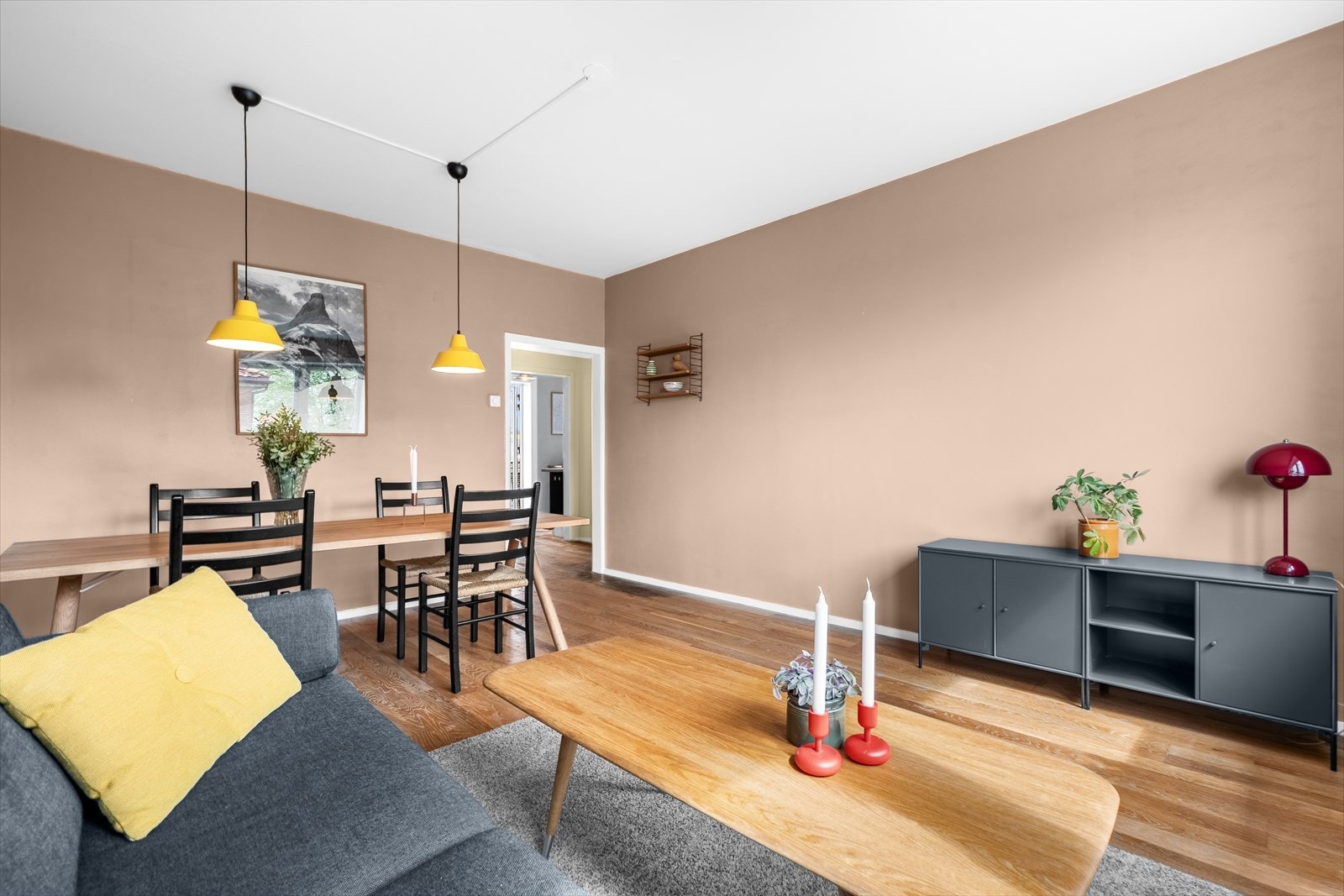 Fra stue sett mot entrè. Leiligheten har slette overflater og parkett på gulv. Galleribilde