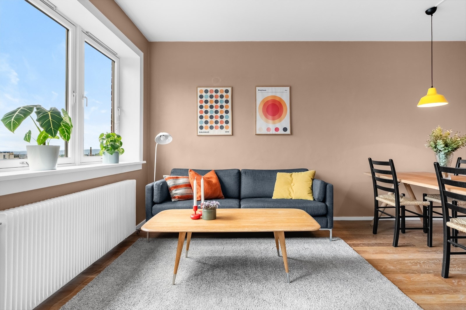 Planløsningen åpner opp for flere møbleringsmuligheter med god plass til både sofa, TV-møbler og spisebord. Galleribilde