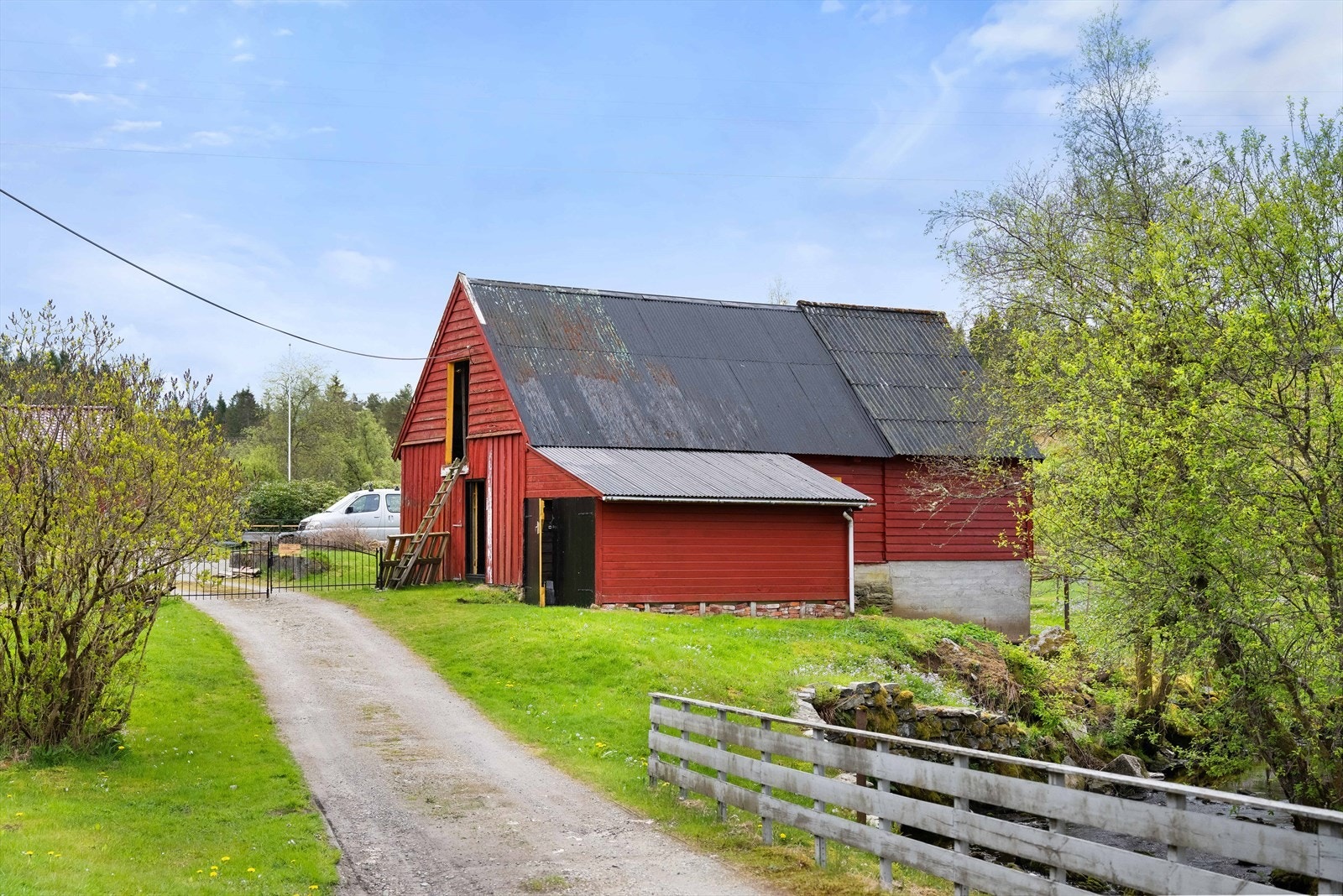 Det er montert to nye porter - en mot naboeiendommen og en fra hovedvei. Galleribilde