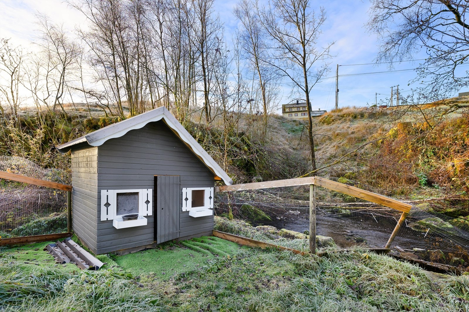 Inngjerdet hundegård med hundehus. Galleribilde