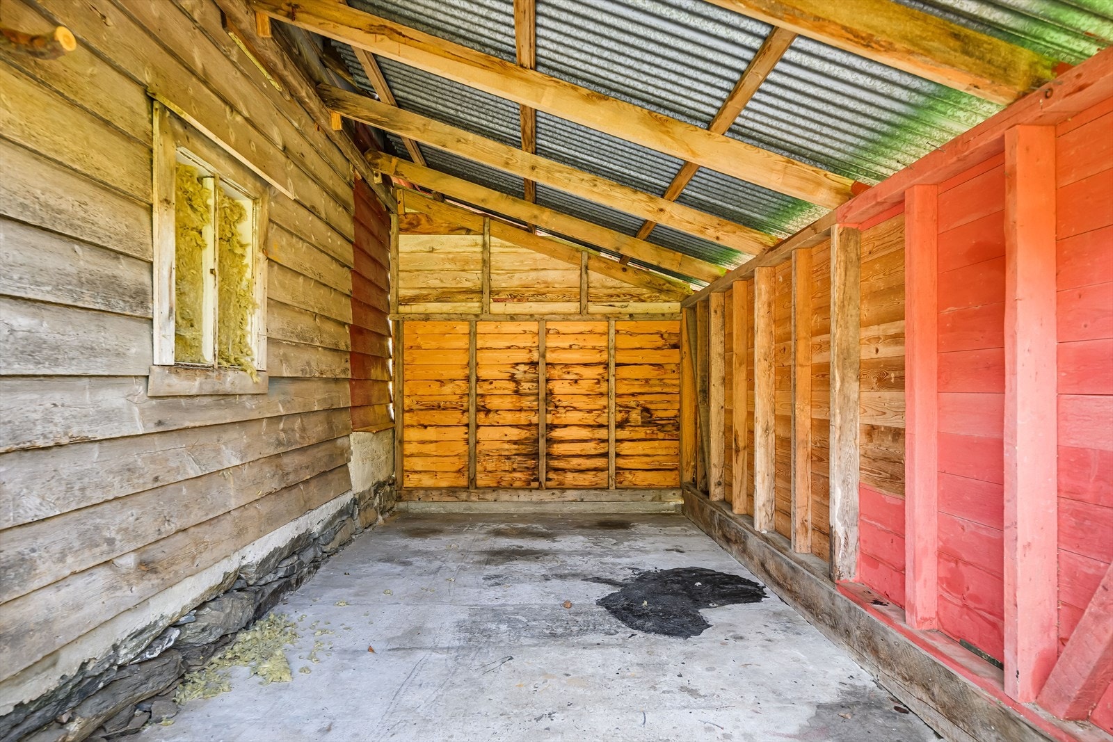 Carport med dør tilhørende til garasje. Galleribilde