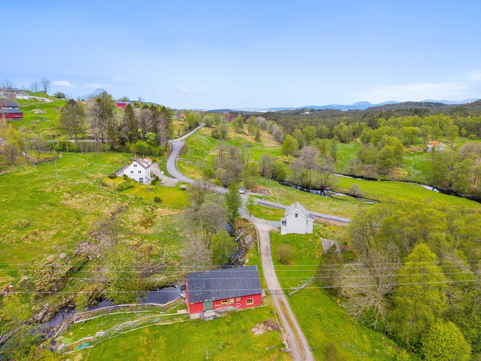 Området beskrives som frodig og det er rikelig med sopp og bær i skogen bak eiendommen. Galleribilde