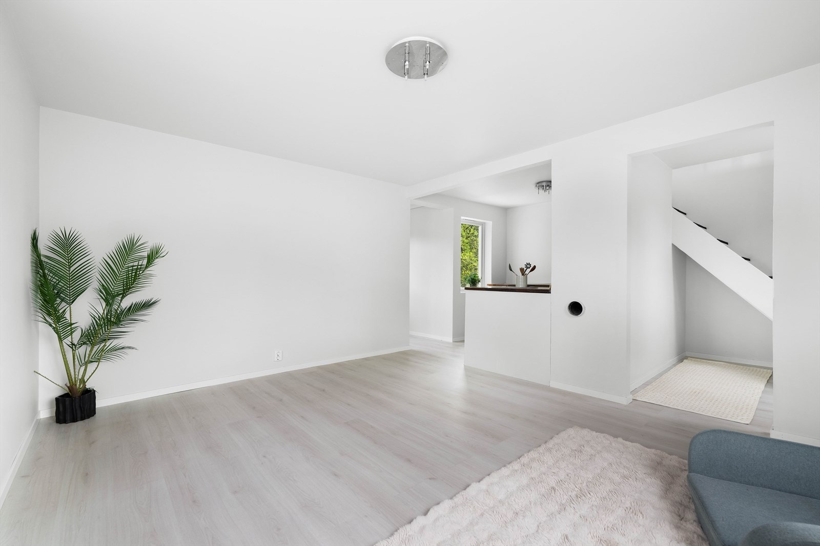 Innvendig er boligen oppusset med gipset vegger og tak, samt laminat på gulv. Galleribilde