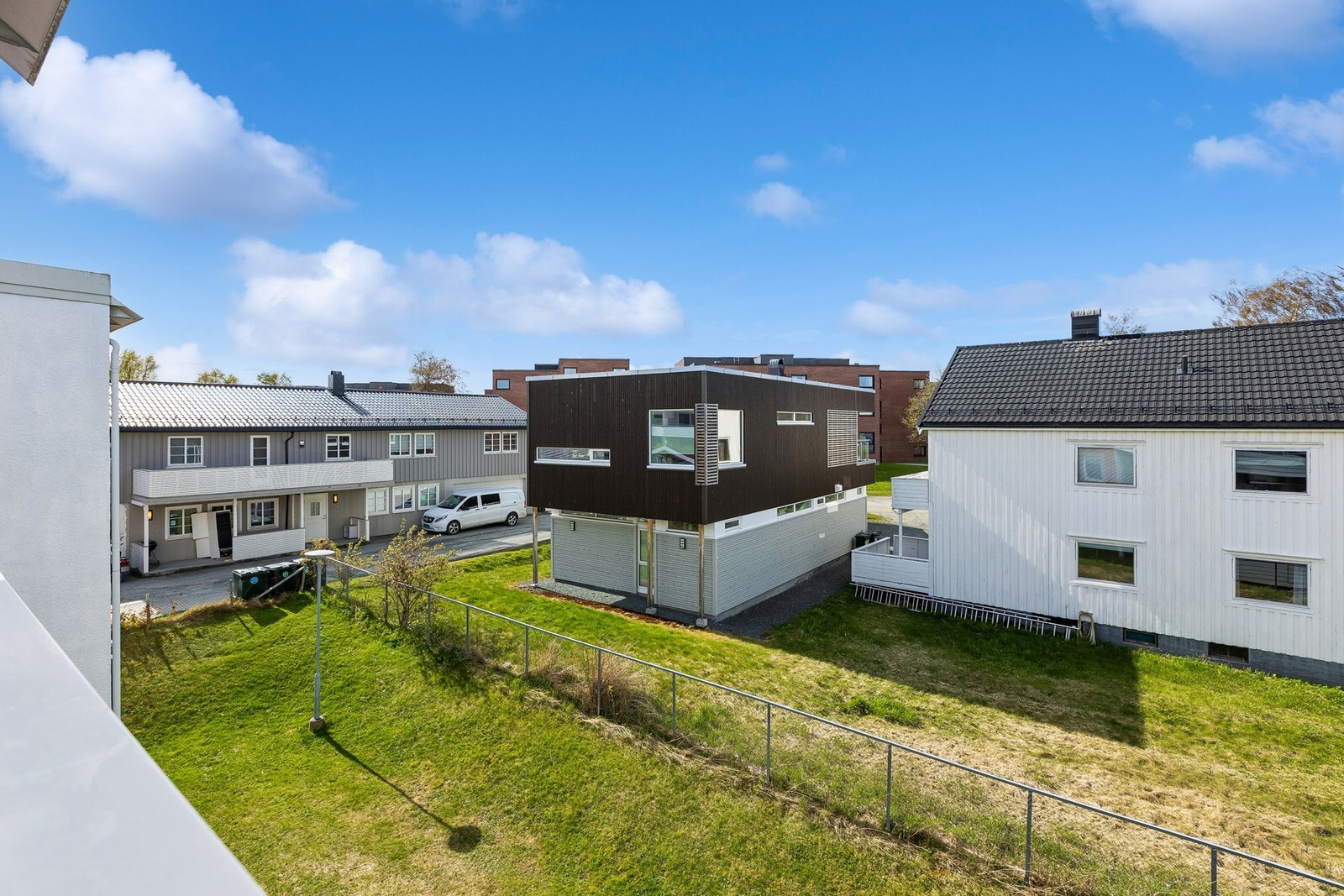 Borettslaget har store og pent opparbeidede grøntområder med fotballbane, aktivitetspark, lekeplass, grillområder og felleshage. Galleribilde