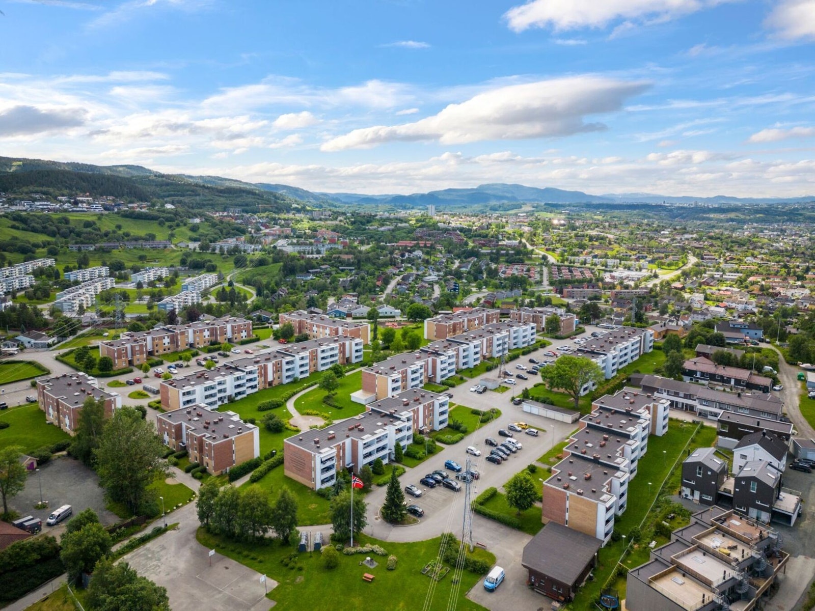Moholt Borettslag ligger på Moholt like ved Moholt Studentby. Bebyggelsen består av 13 lavblokker omkranset av beplantede utearealer. Galleribilde