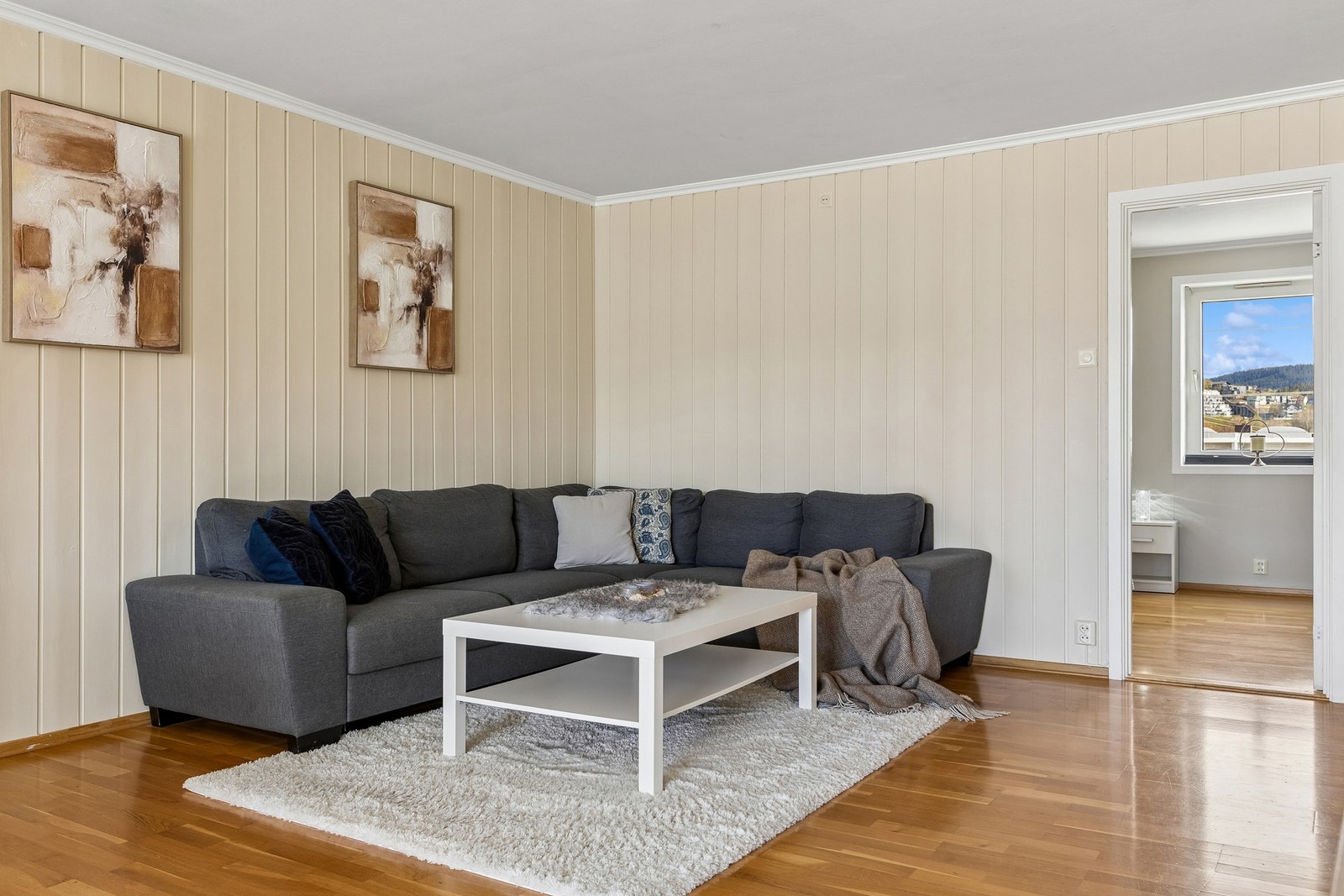 Her er det god plass til både sittegrupper, stue- TV- og spisebord. Galleribilde
