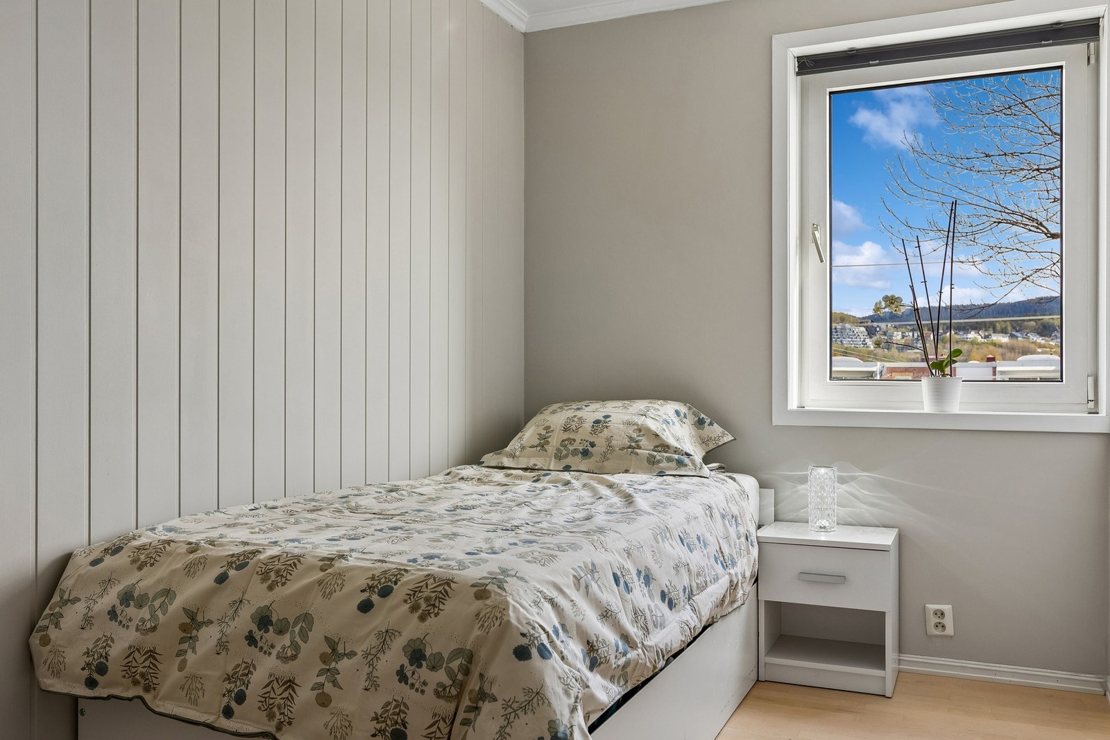 Soverom på ca 7,6m². Flott som barnerom, eventuelt gjesterom. Galleribilde