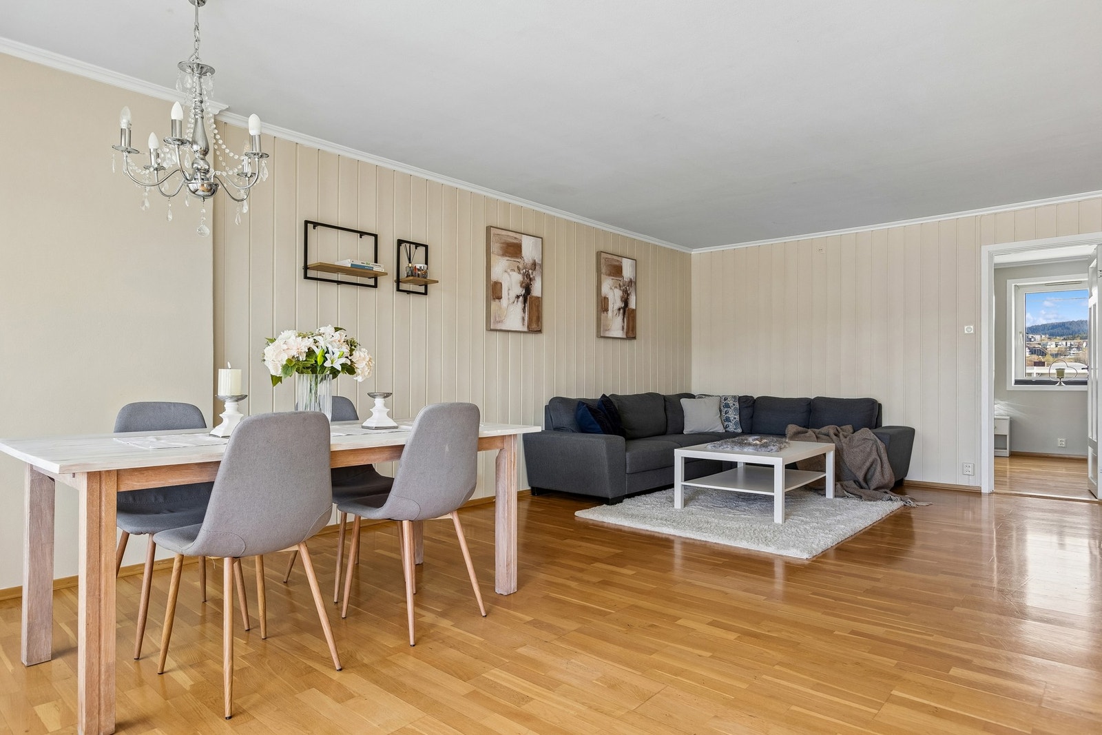 Stue på ca. 29,3.m² med ypperlige møbleringsmuligheter. Galleribilde