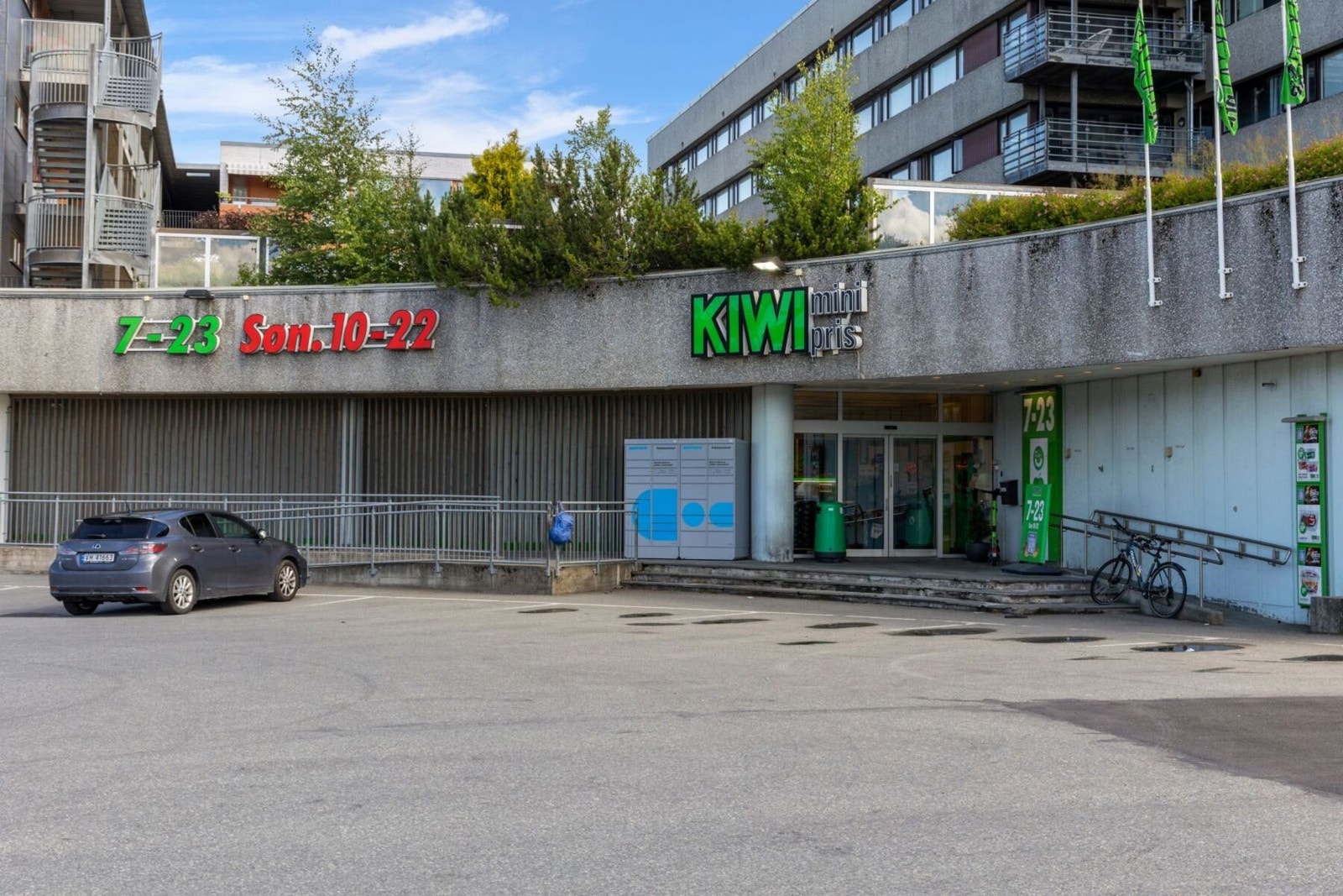 Kort spasertur fra leiligheten finner du butikker, restauranter, bussholdeplass ol. Galleribilde