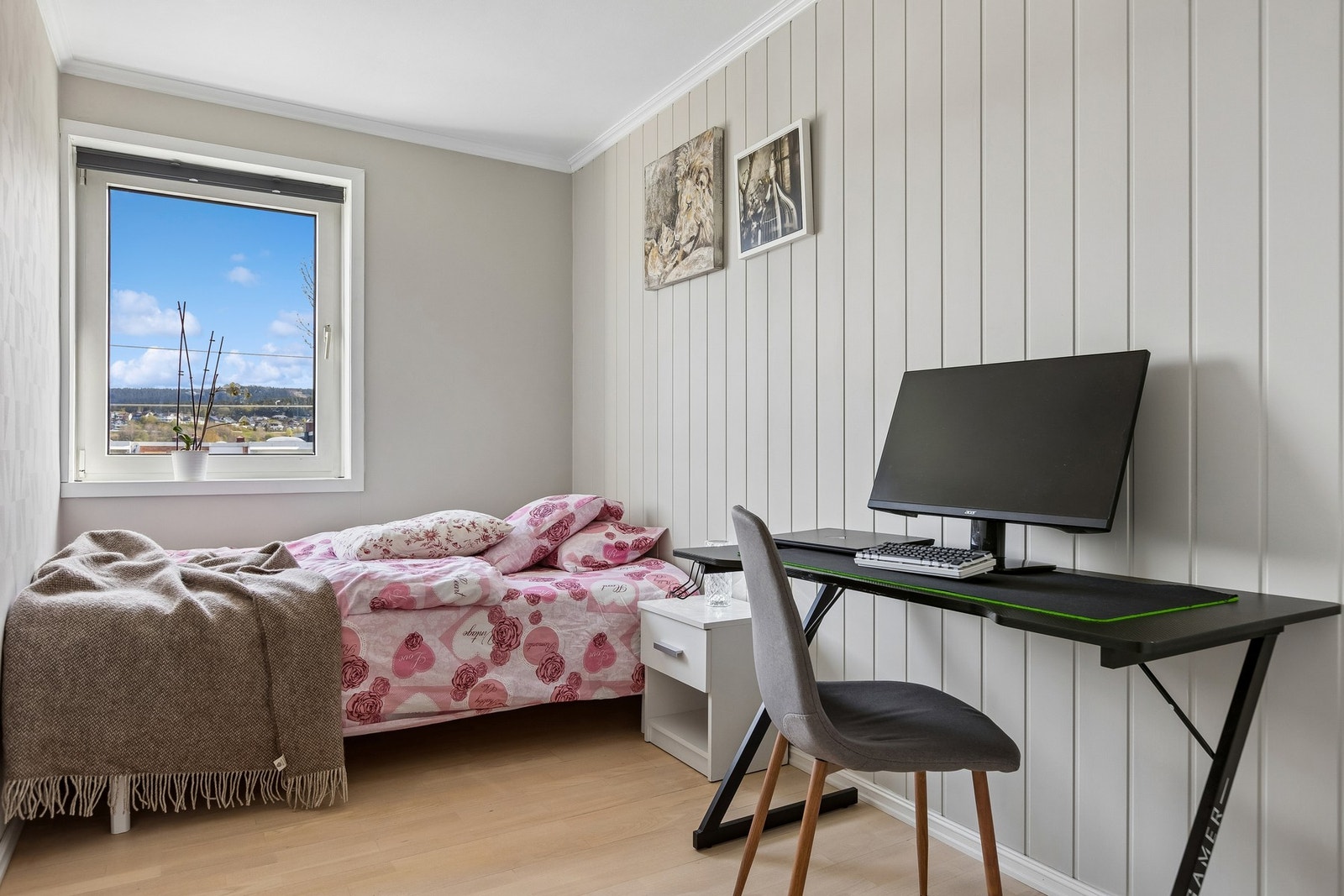 Soverom på ca 7,6m². Flott som barnerom, eventuelt gjesterom. Galleribilde