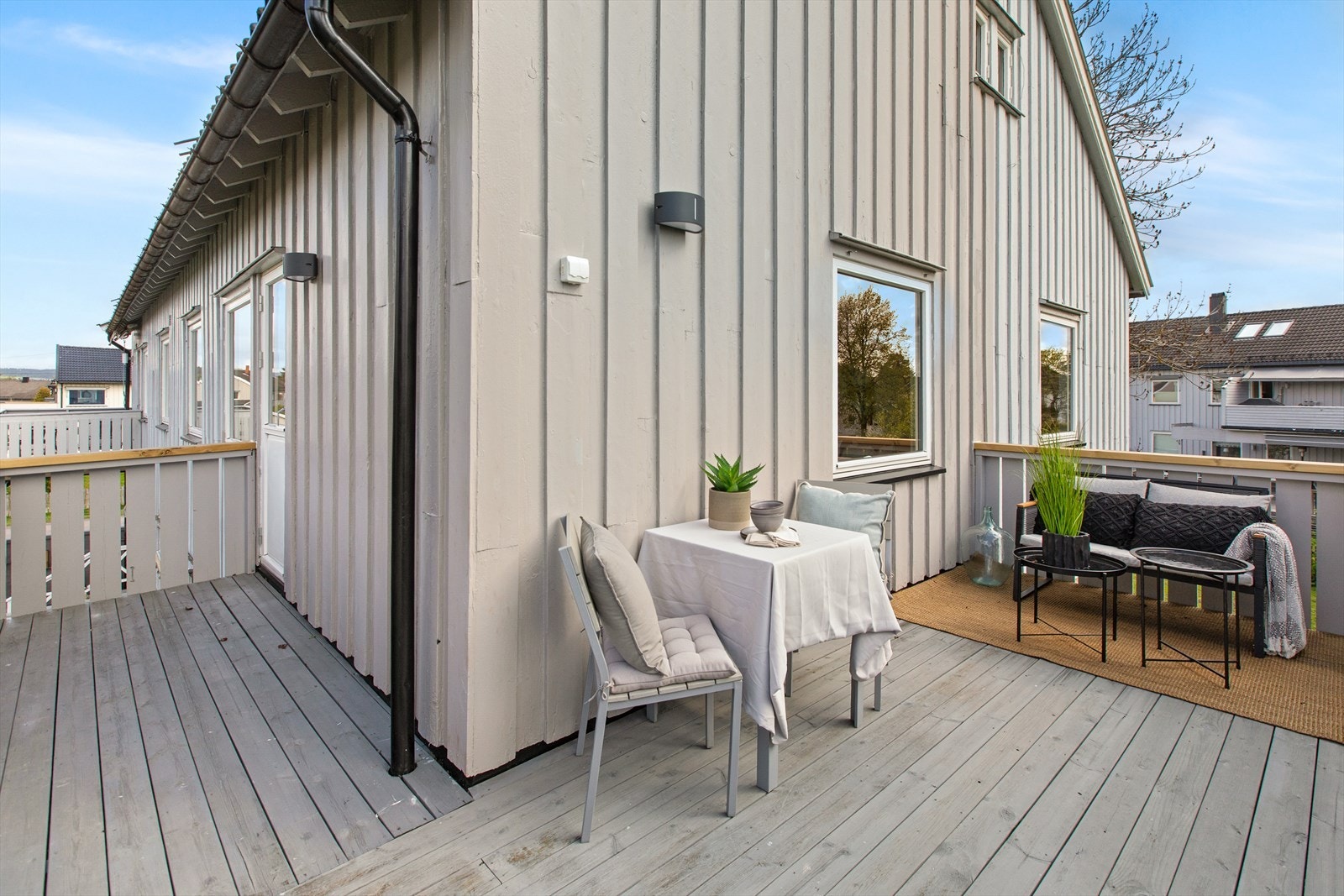 Balkongen har god plass til utemøbler. Galleribilde